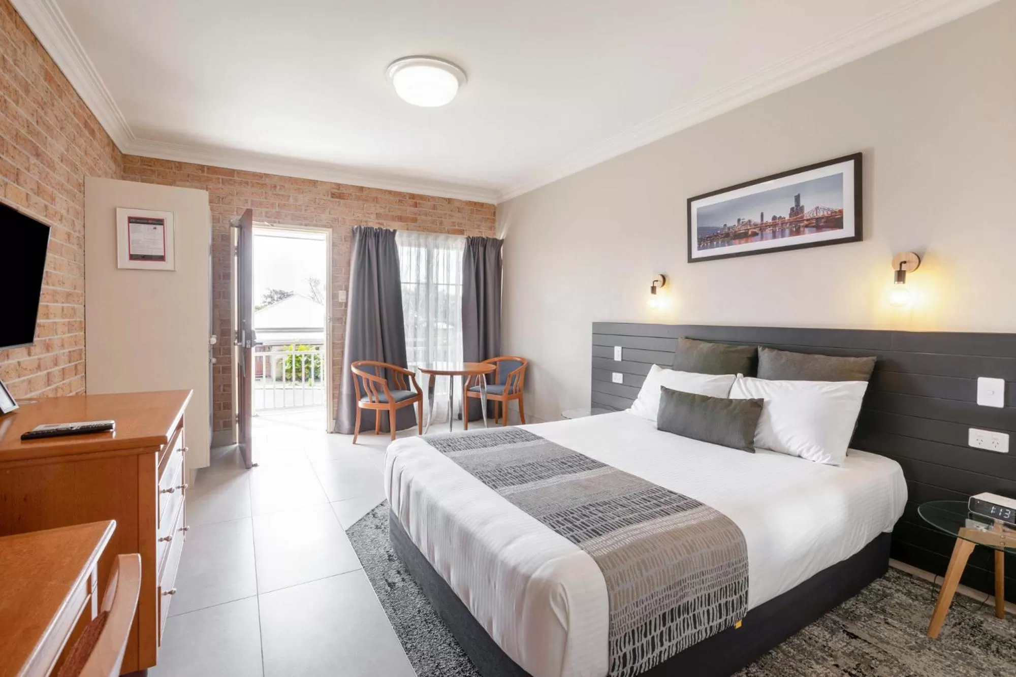 Bedroom, Bed in Coopers Colonial Motel