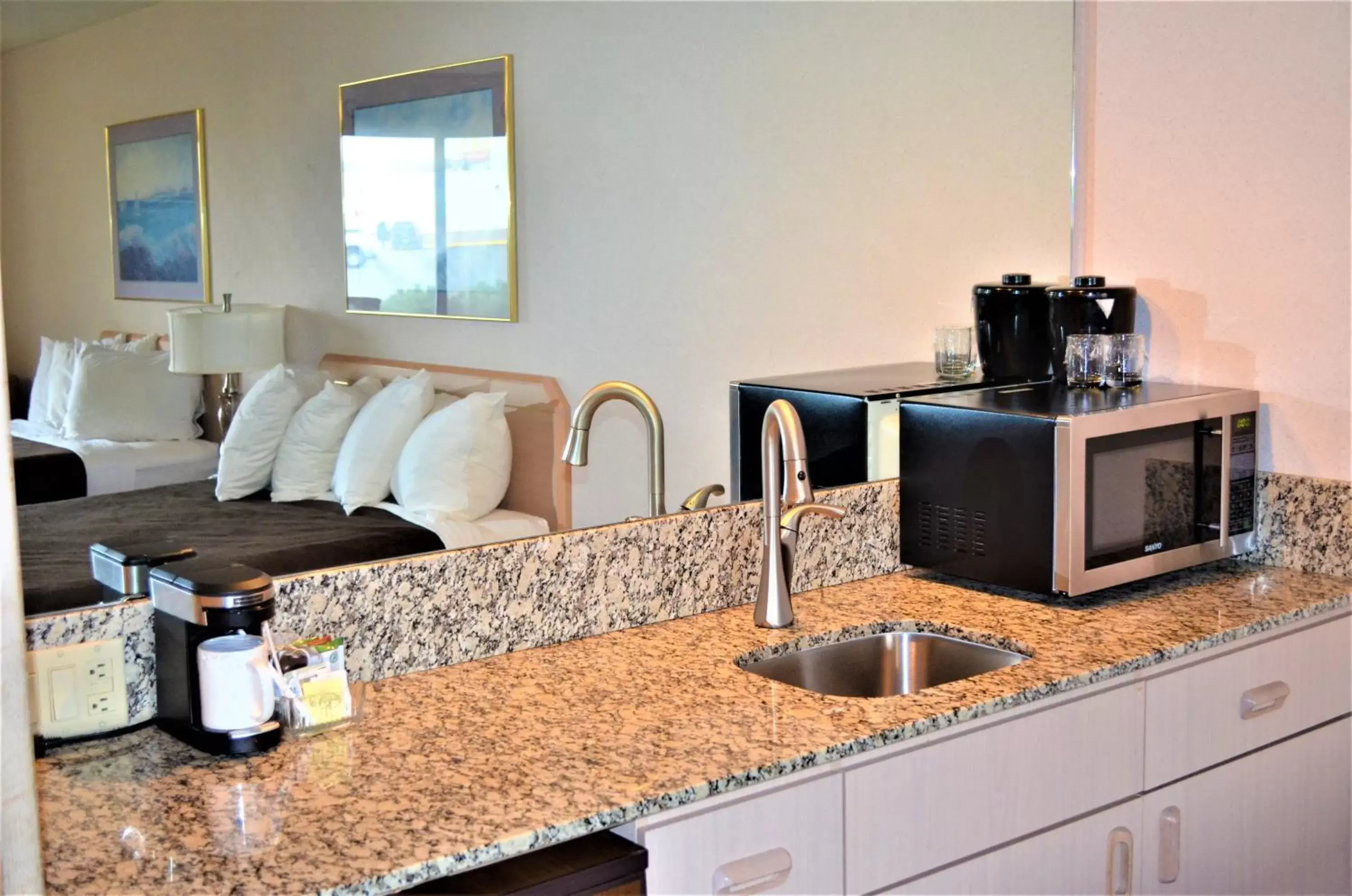 Coffee/tea facilities, Kitchen/Kitchenette in Shilo Inns Suites The Dalles