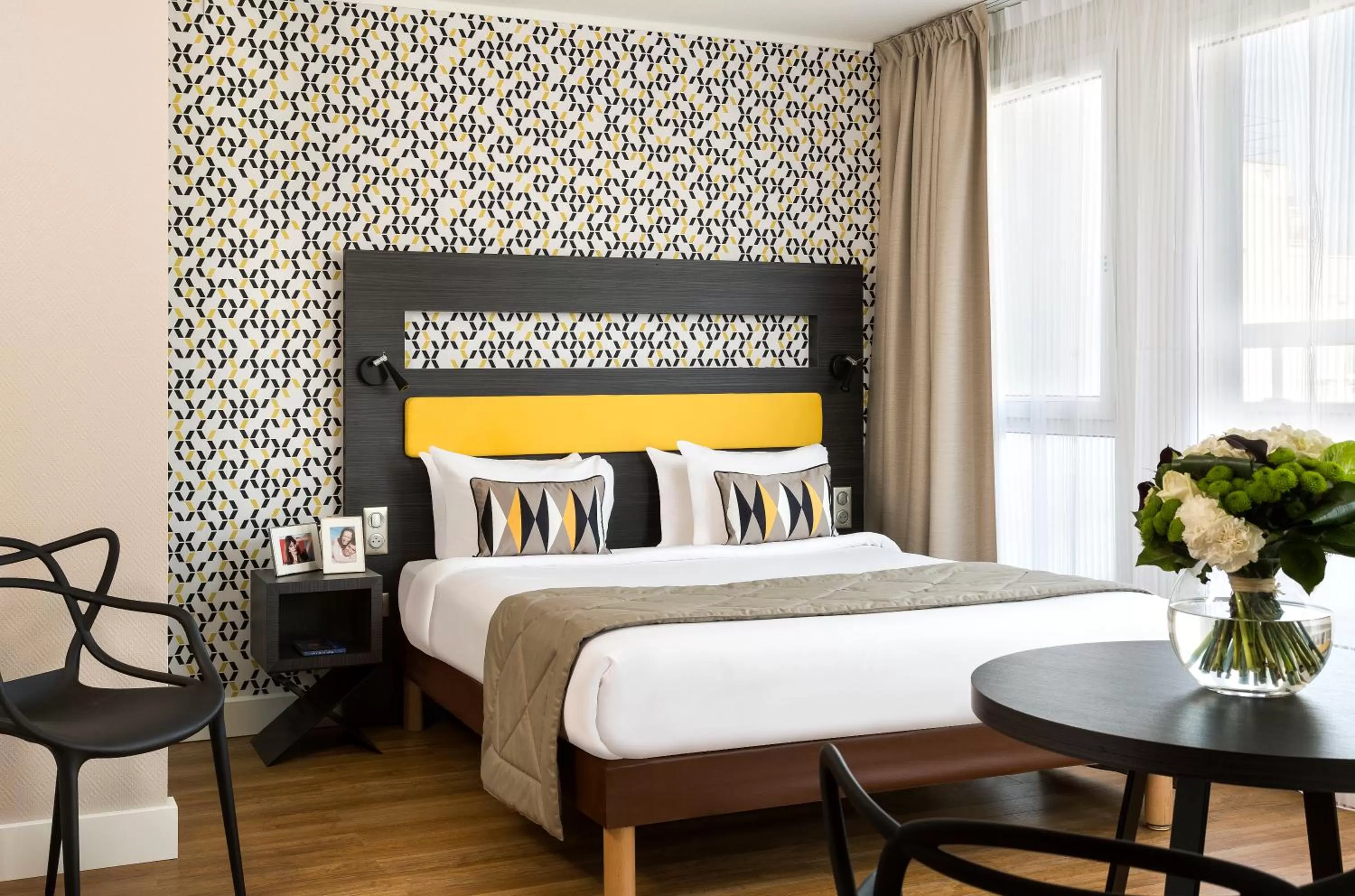 Bed in Citadines Tour Eiffel Paris