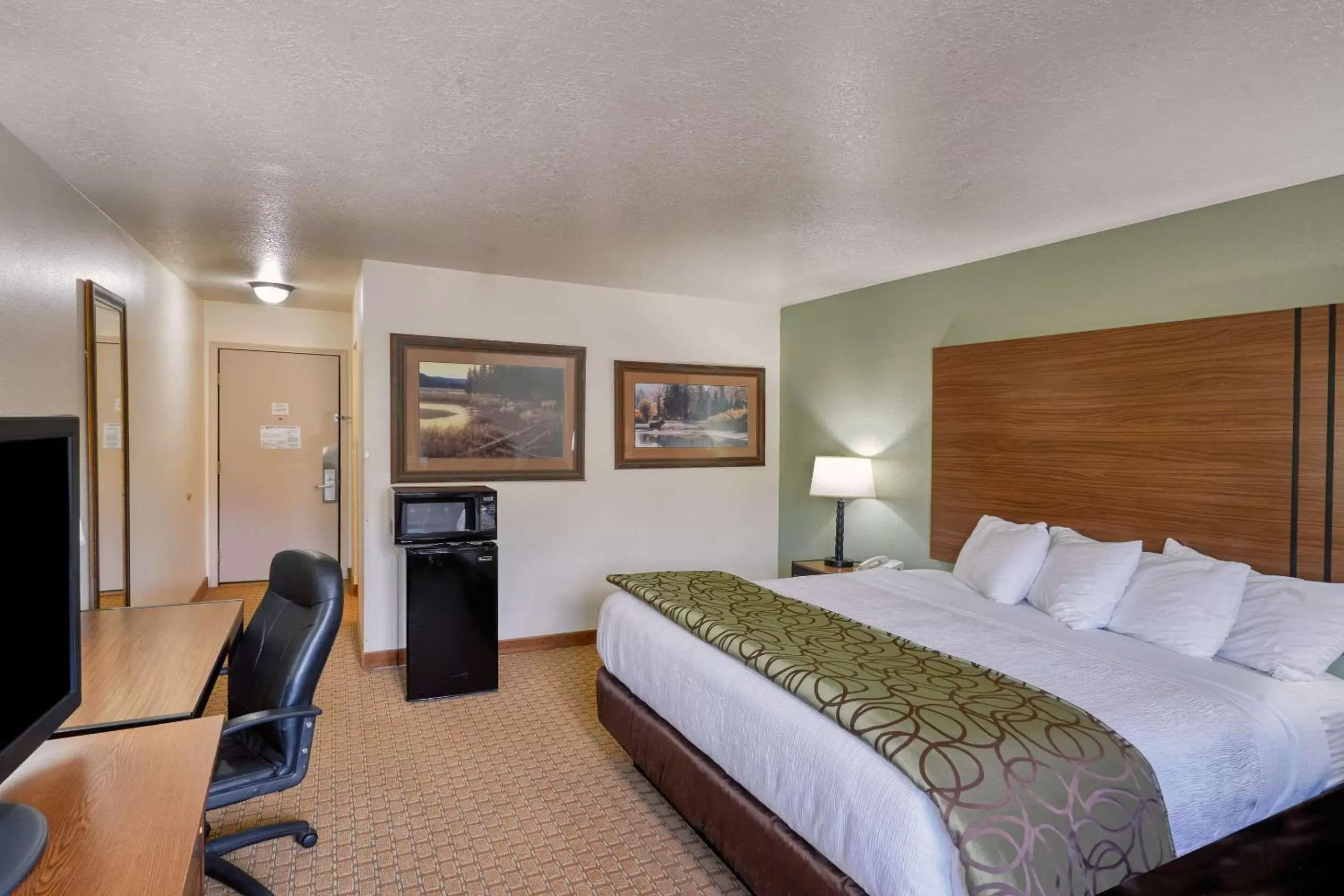 Bedroom in The Ridgeline Hotel at Yellowstone, Ascend Hotel Collection