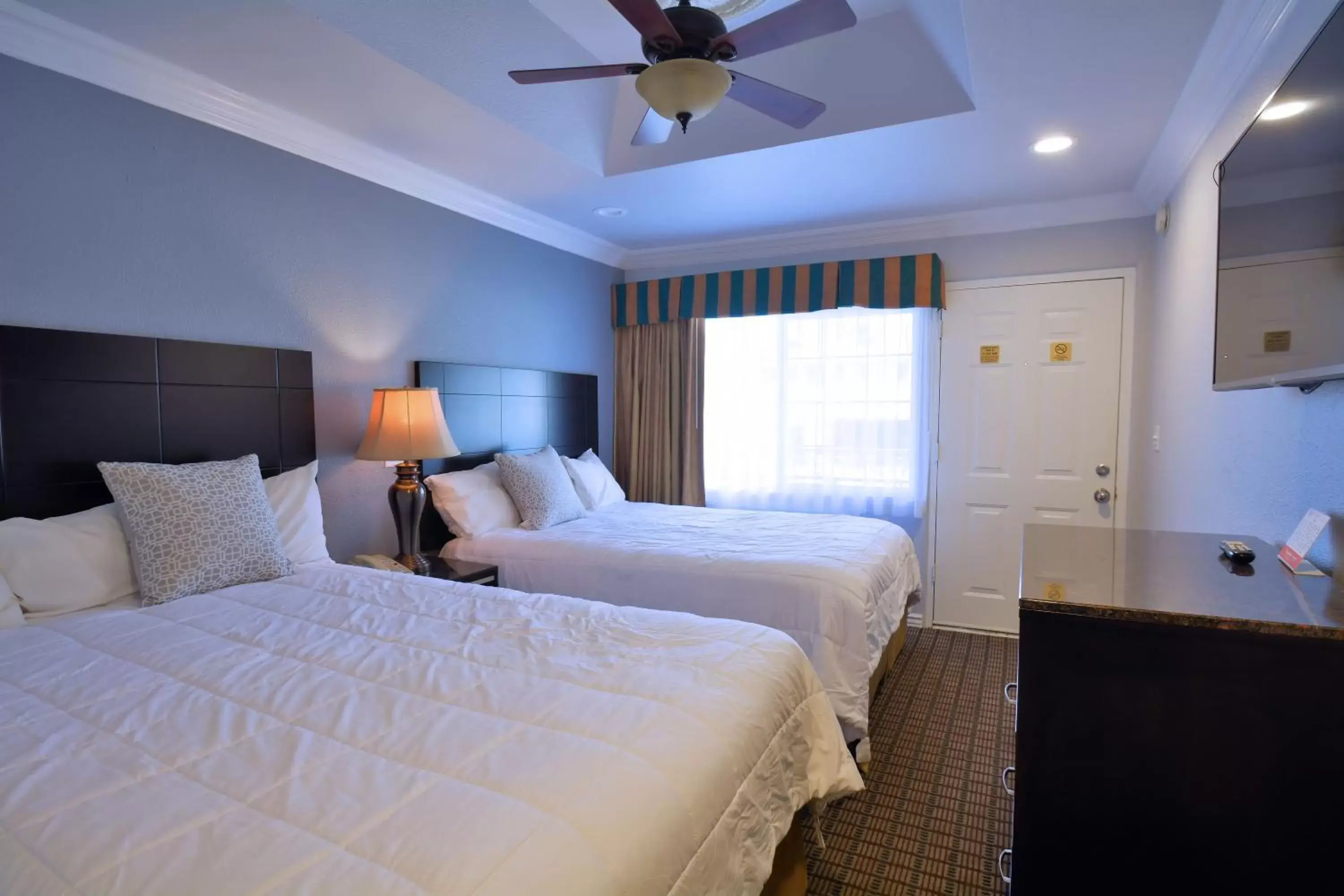 Bedroom, Bed in Crystal Lodge Motel