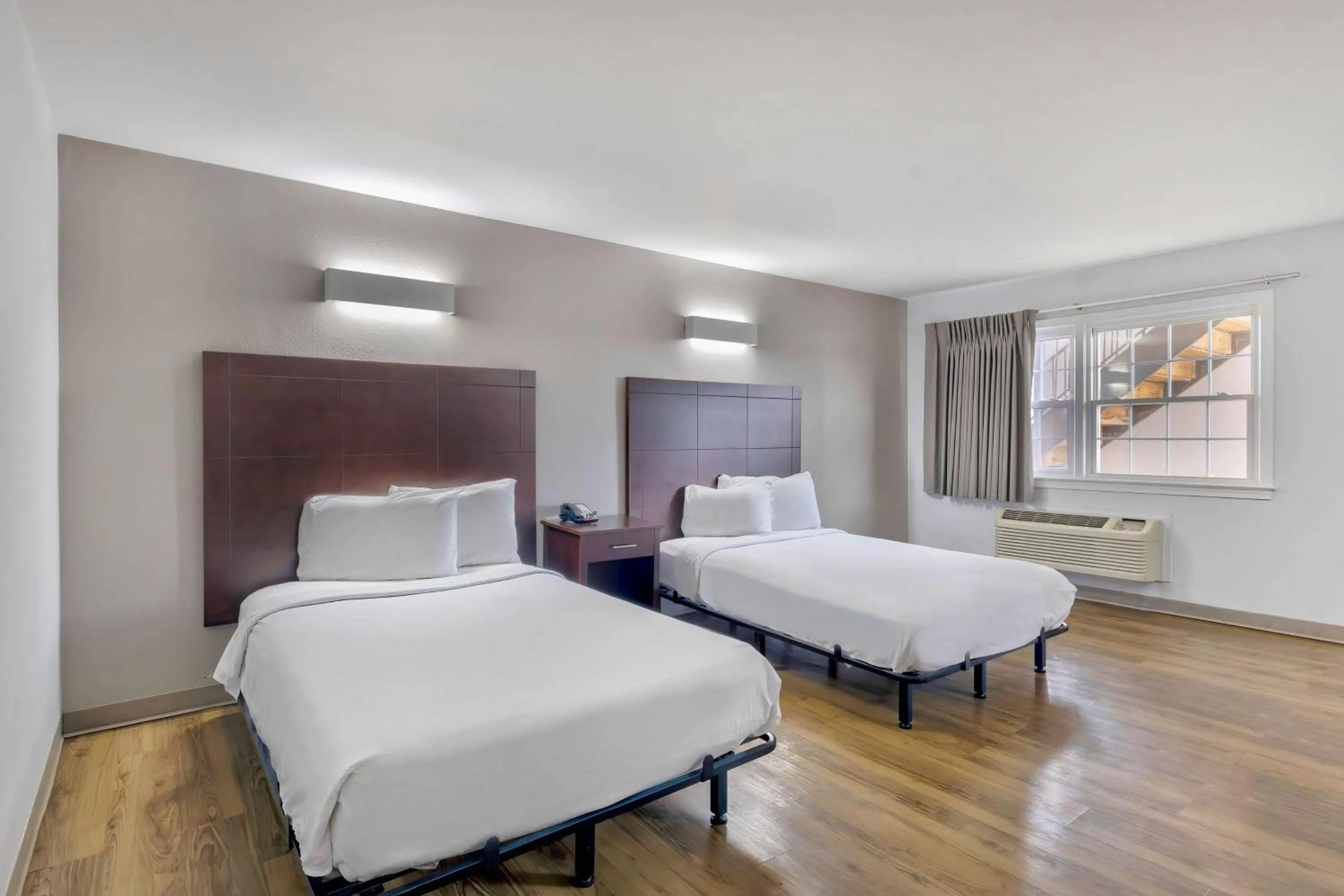 Bedroom, Bed in Motel 6-Falls Church, VA - Arlington Boulevard