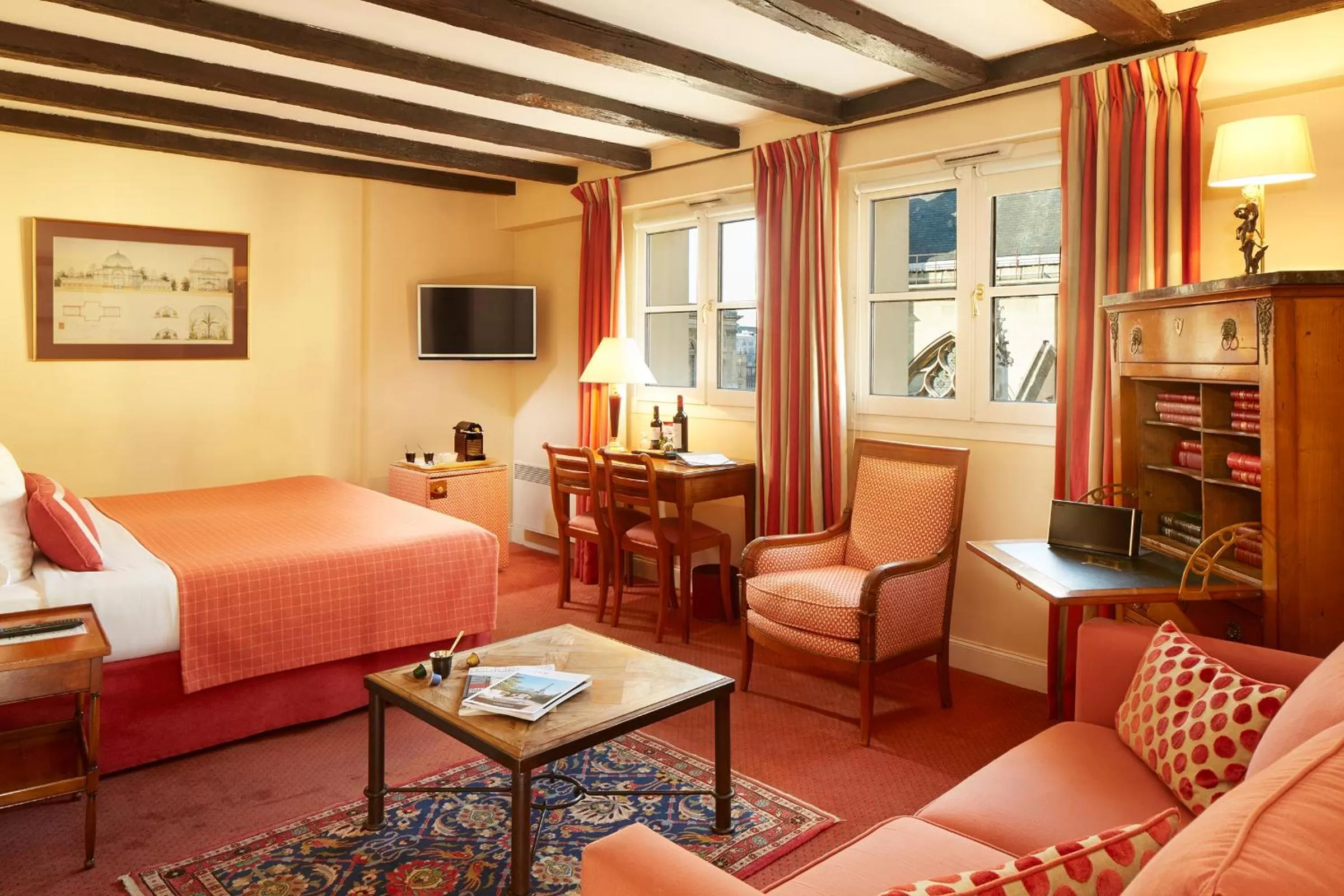 Photo of the whole room, Bed in Relais Du Louvre