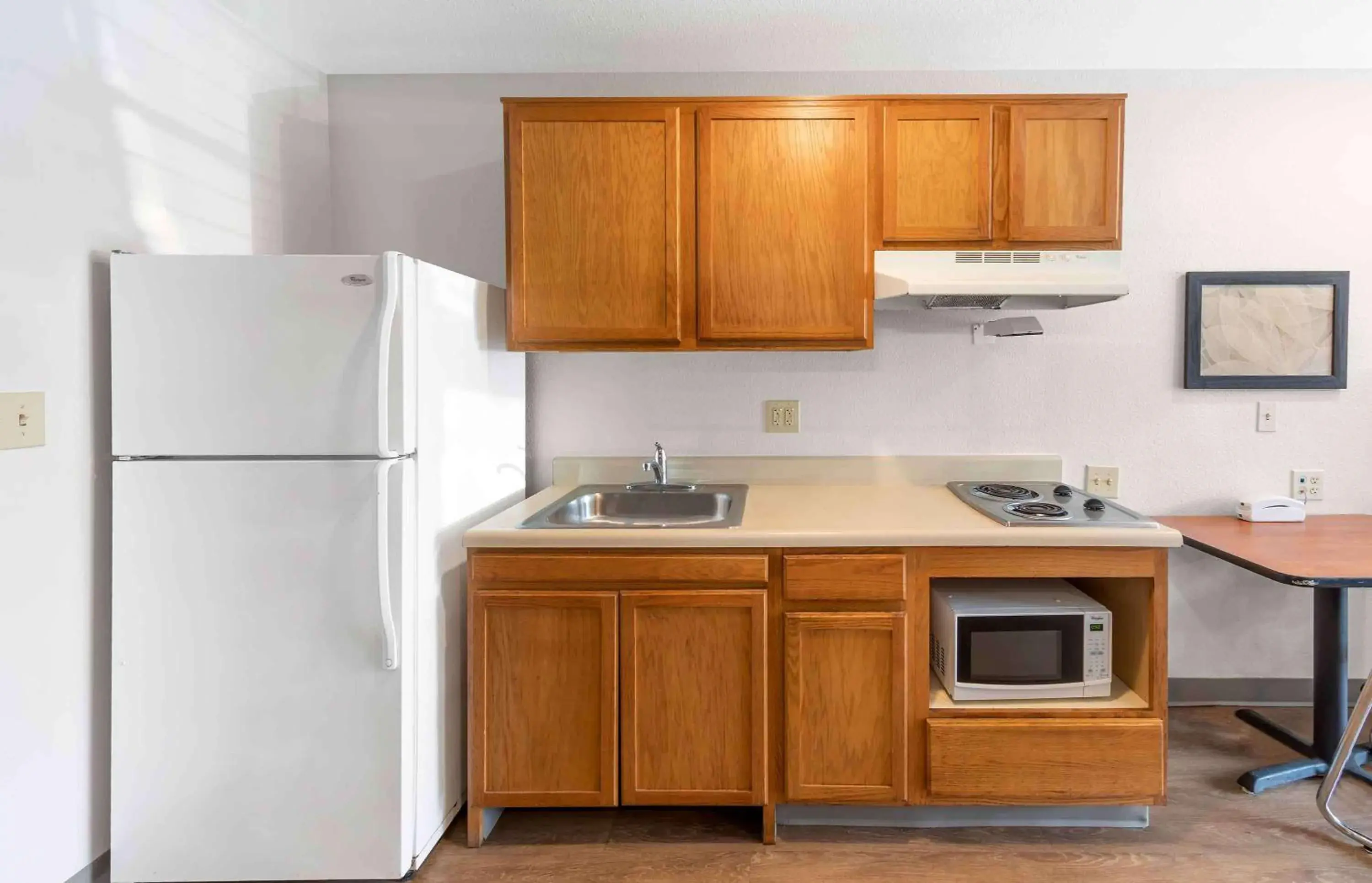 Bedroom, Kitchen/Kitchenette in Extended Stay America Select Suites - Phoenix - Peoria - Sun City