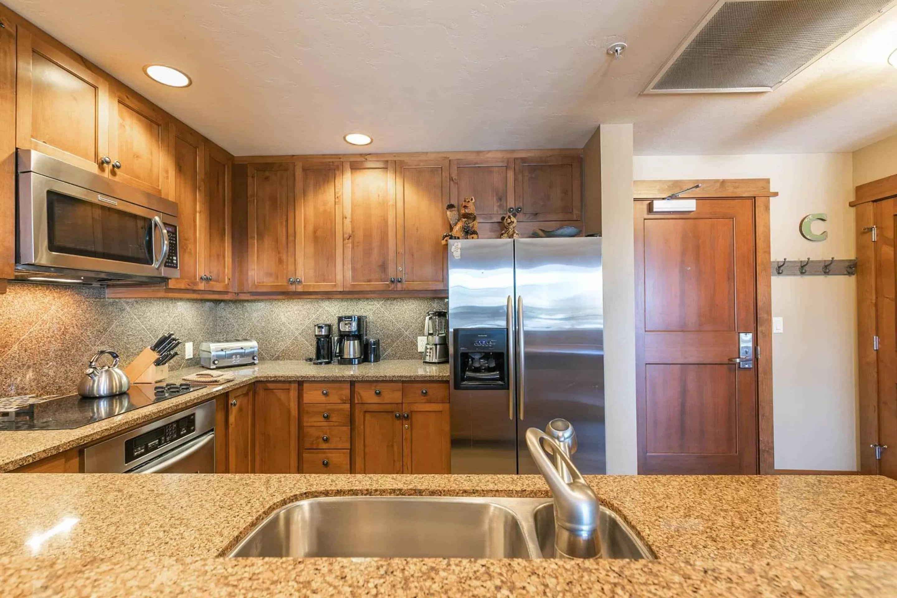 Kitchen/Kitchenette in East West Hospitality at Tahoe