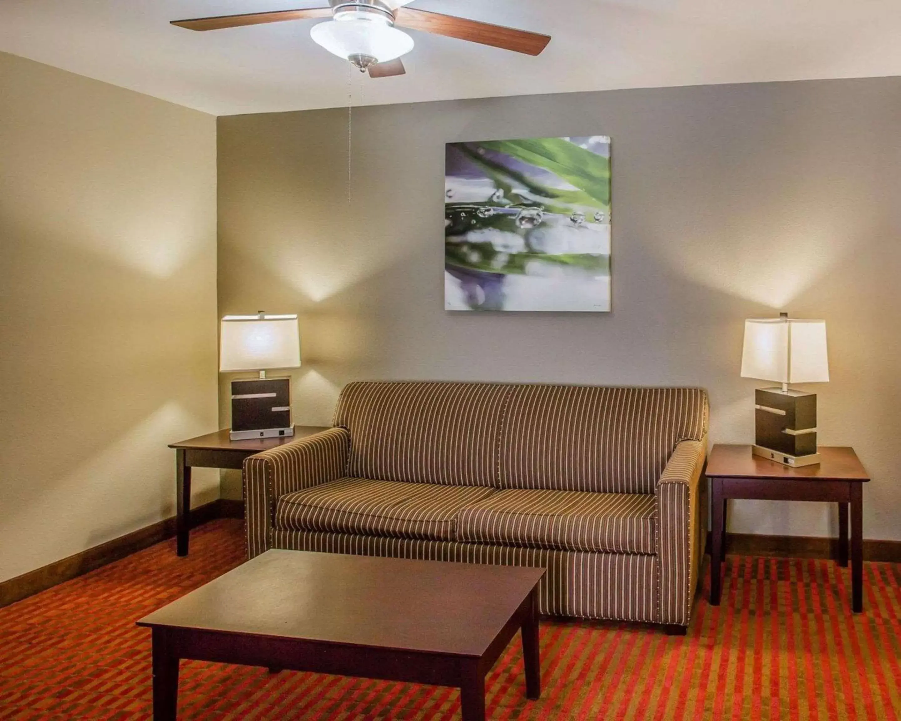 Photo of the whole room, Seating Area in Quality Suites Nashville Airport