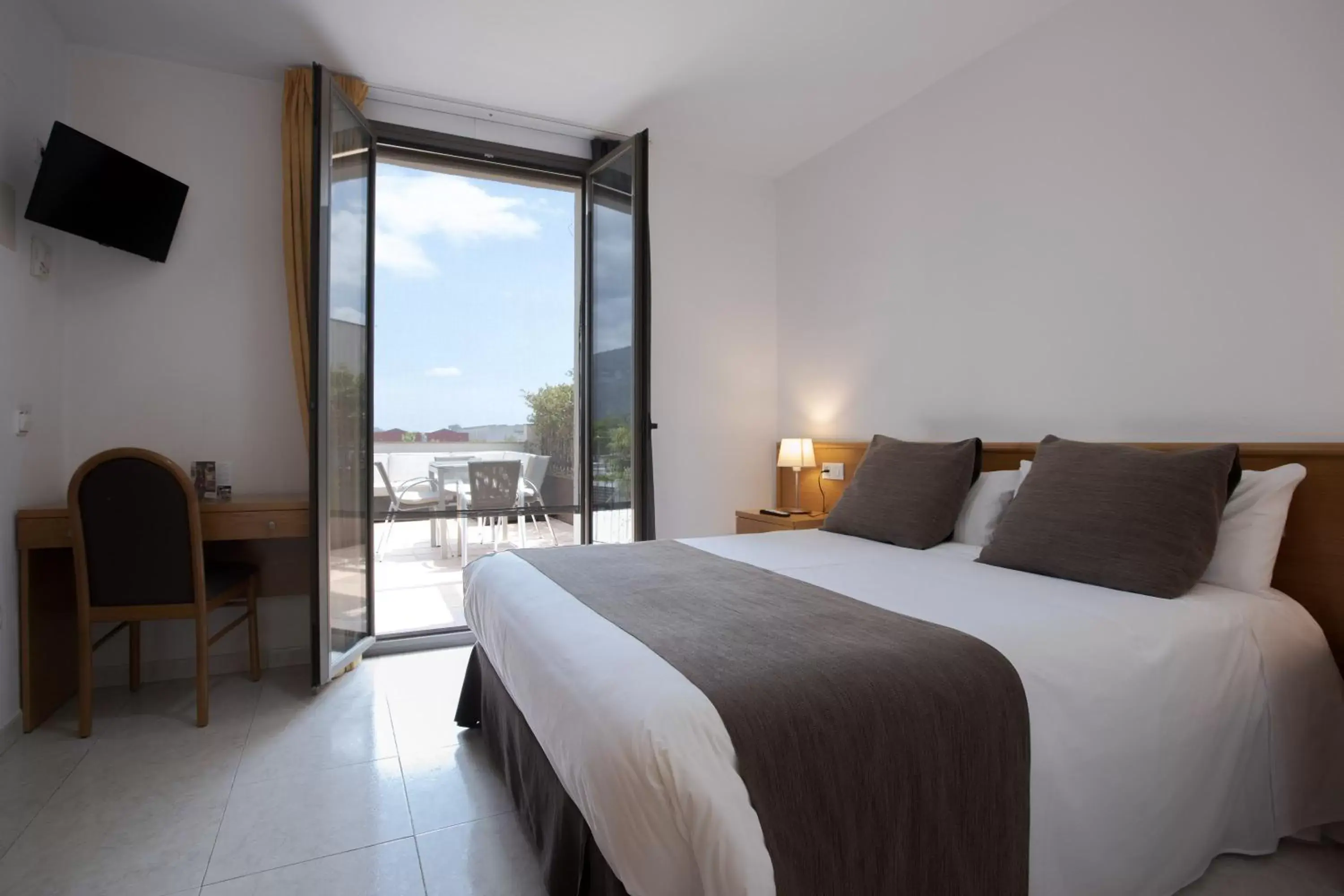 Photo of the whole room, Bed in Hotel Alta Garrotxa