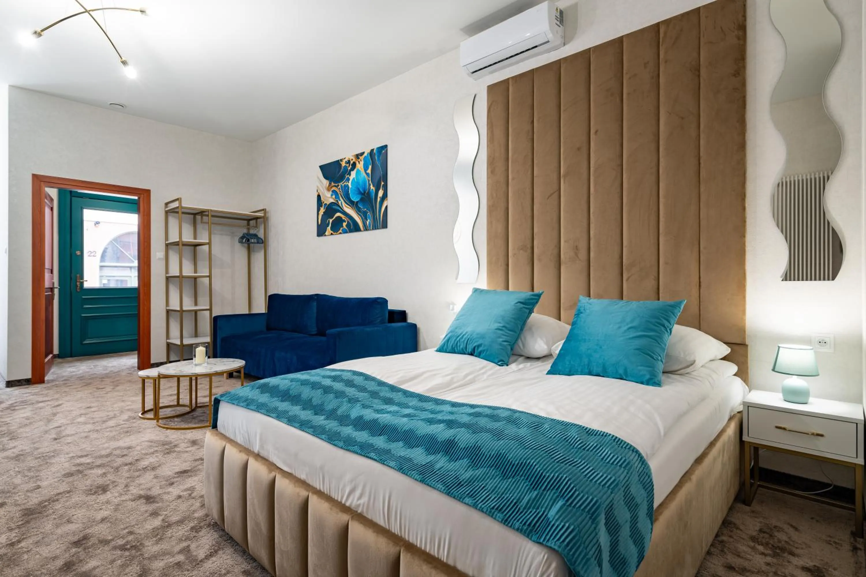 Photo of the whole room, Bed in Gotyk