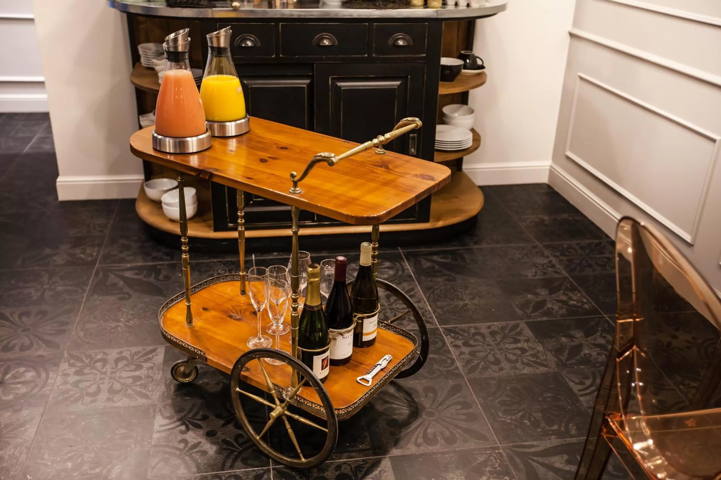 Lounge or bar in Le Mireille