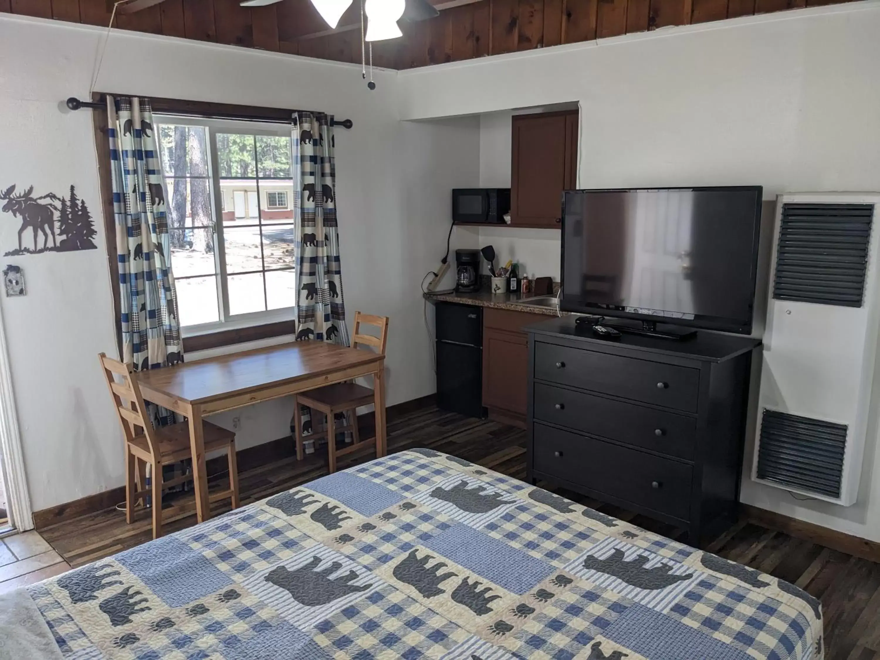 Kitchen/Kitchenette in The Washoe Lodge