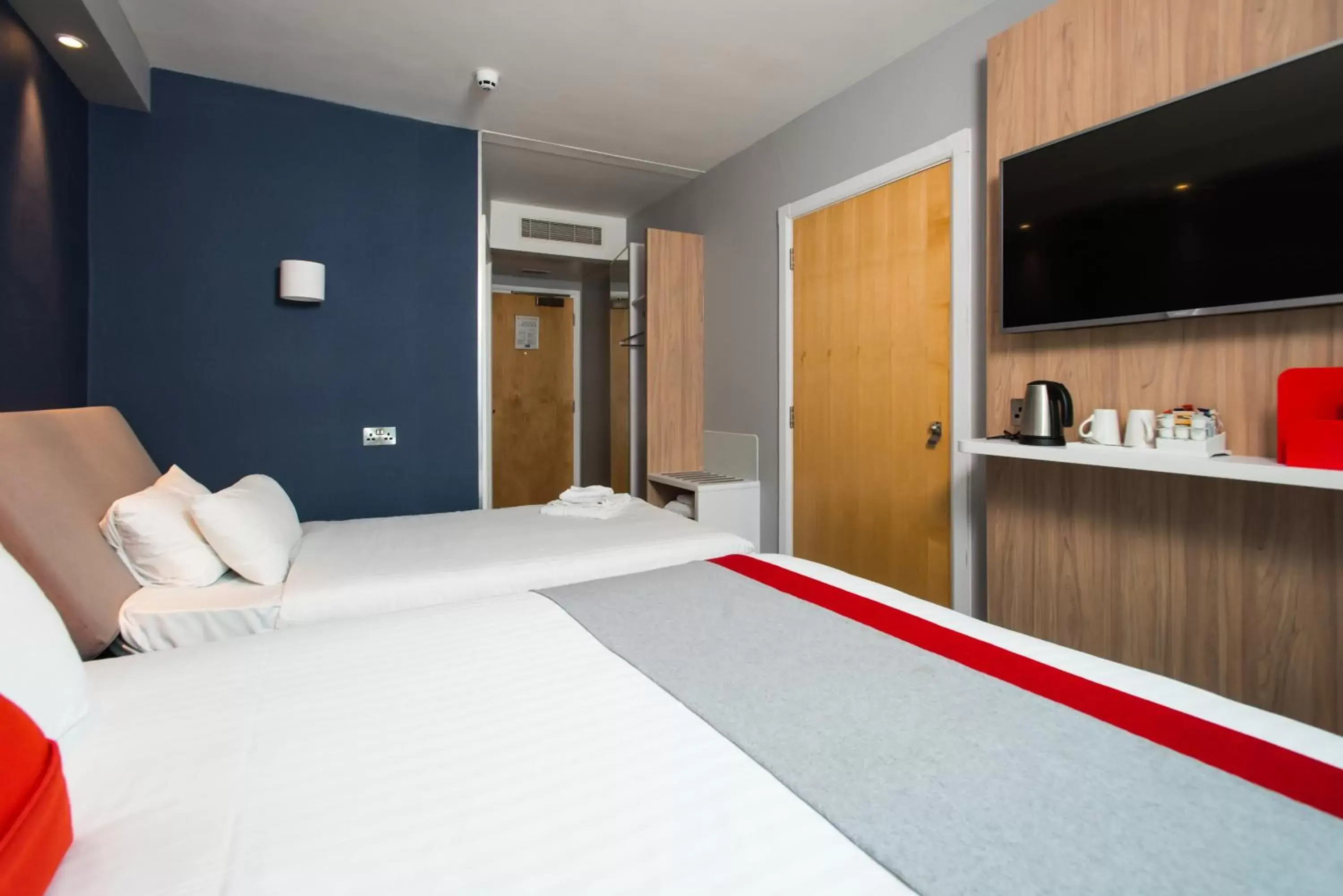 Photo of the whole room, Bed in Holiday Inn Express Leeds City Centre - Armouries, an IHG Hotel