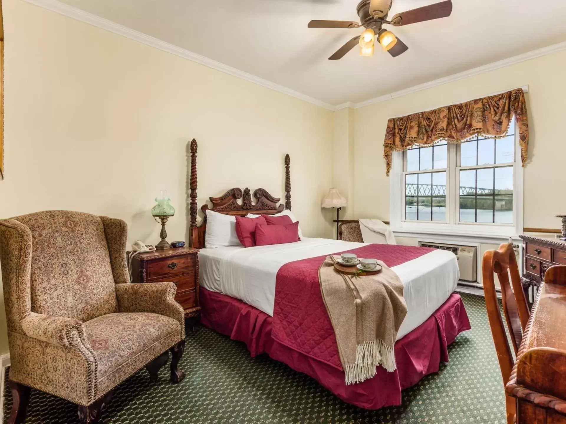 Queen Room with River View - single occupancy in Lafayette Hotel Marietta Queen Room with River View - single occupancy in Lafayette Hotel Marietta