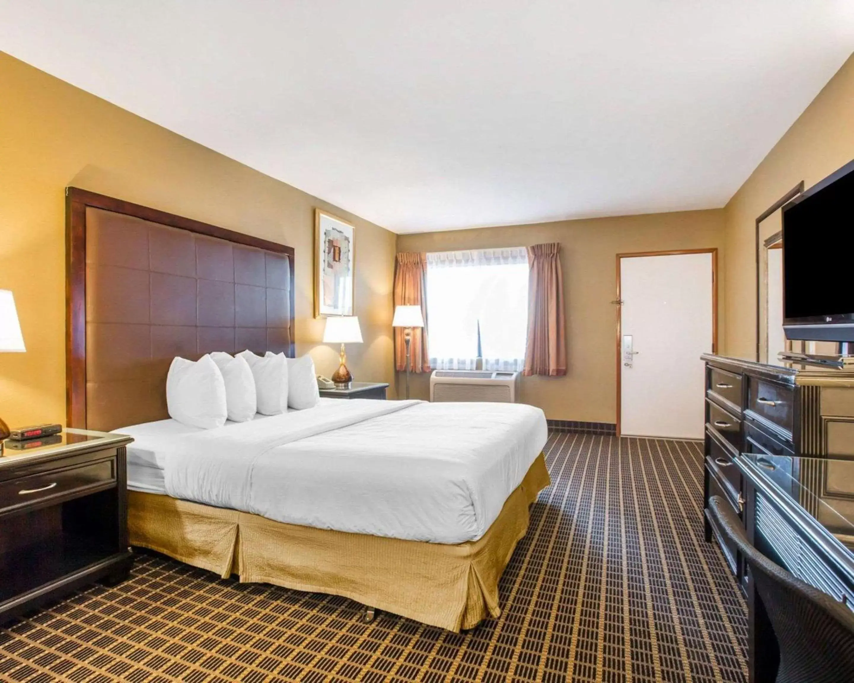 King Room - Accessible/Non-Smoking in Quality Inn & Suites Westminster - Seal Beach Westminster