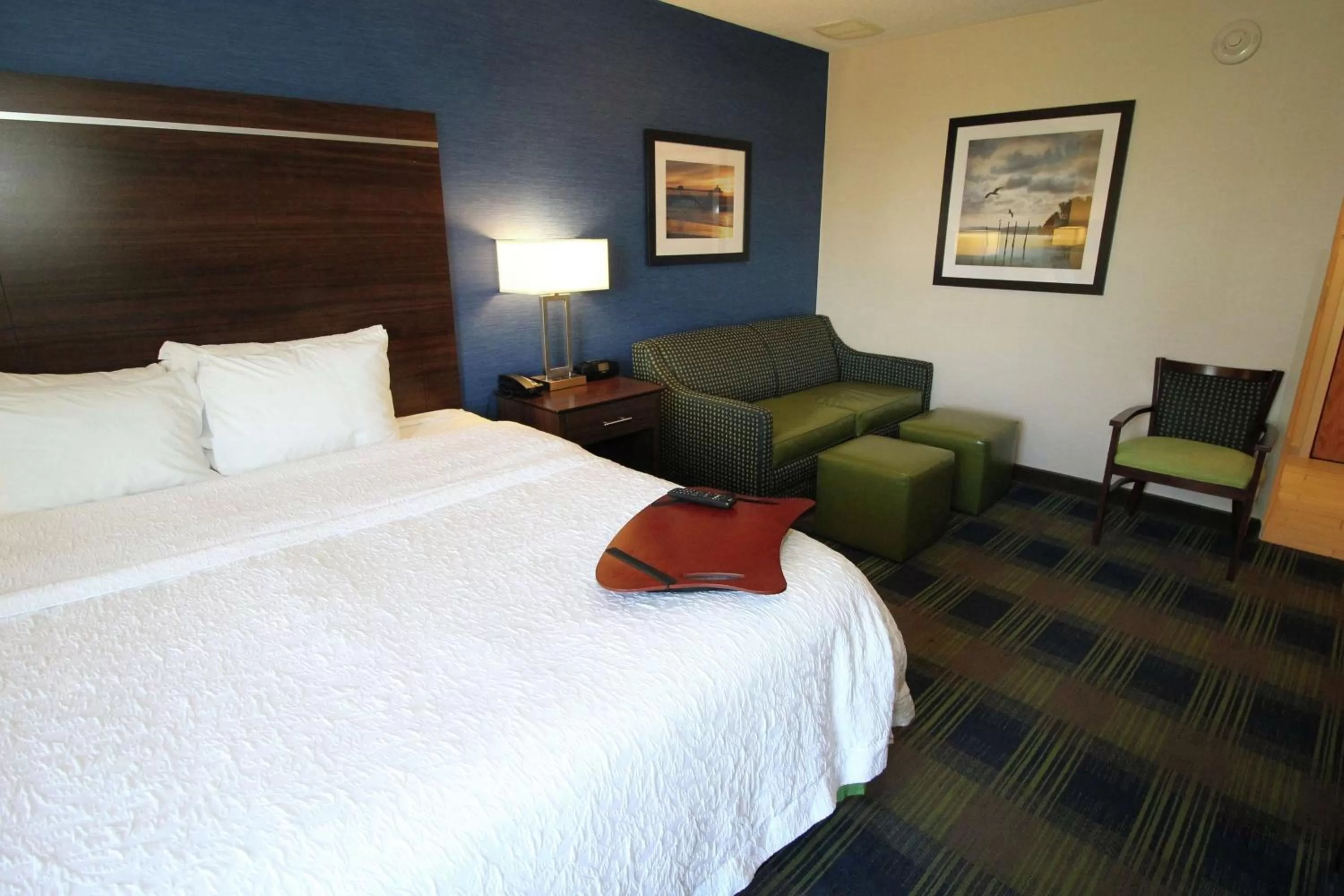 Living room, Bed in Hampton Inn Sandusky-Central