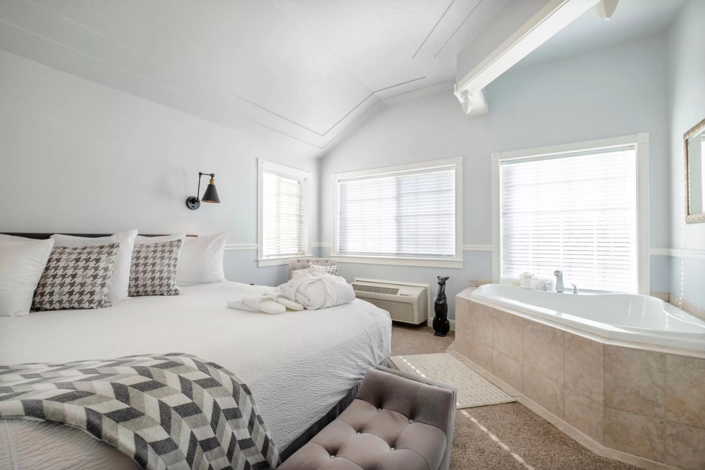 Bed in Hounds Tooth Inn