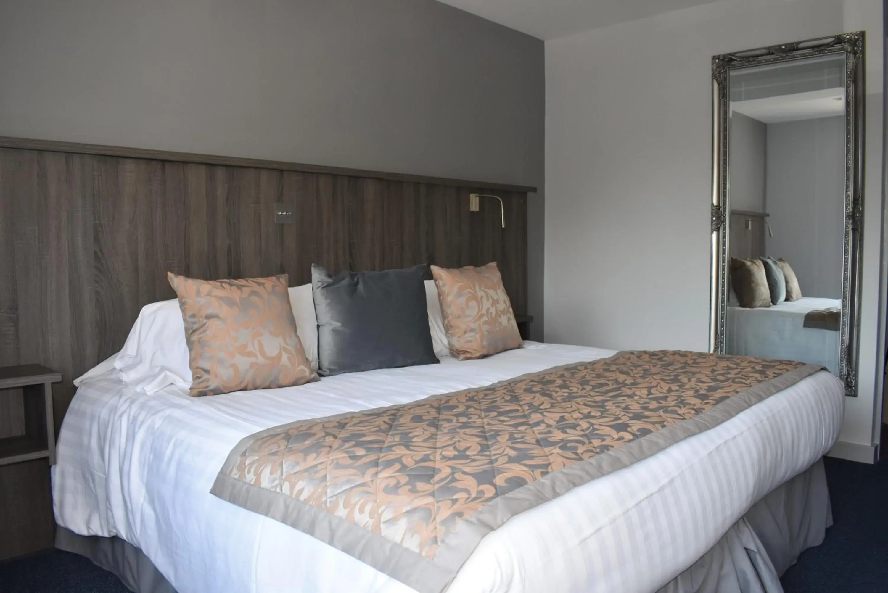 Bedroom, Bed in Sandown Park Lodge