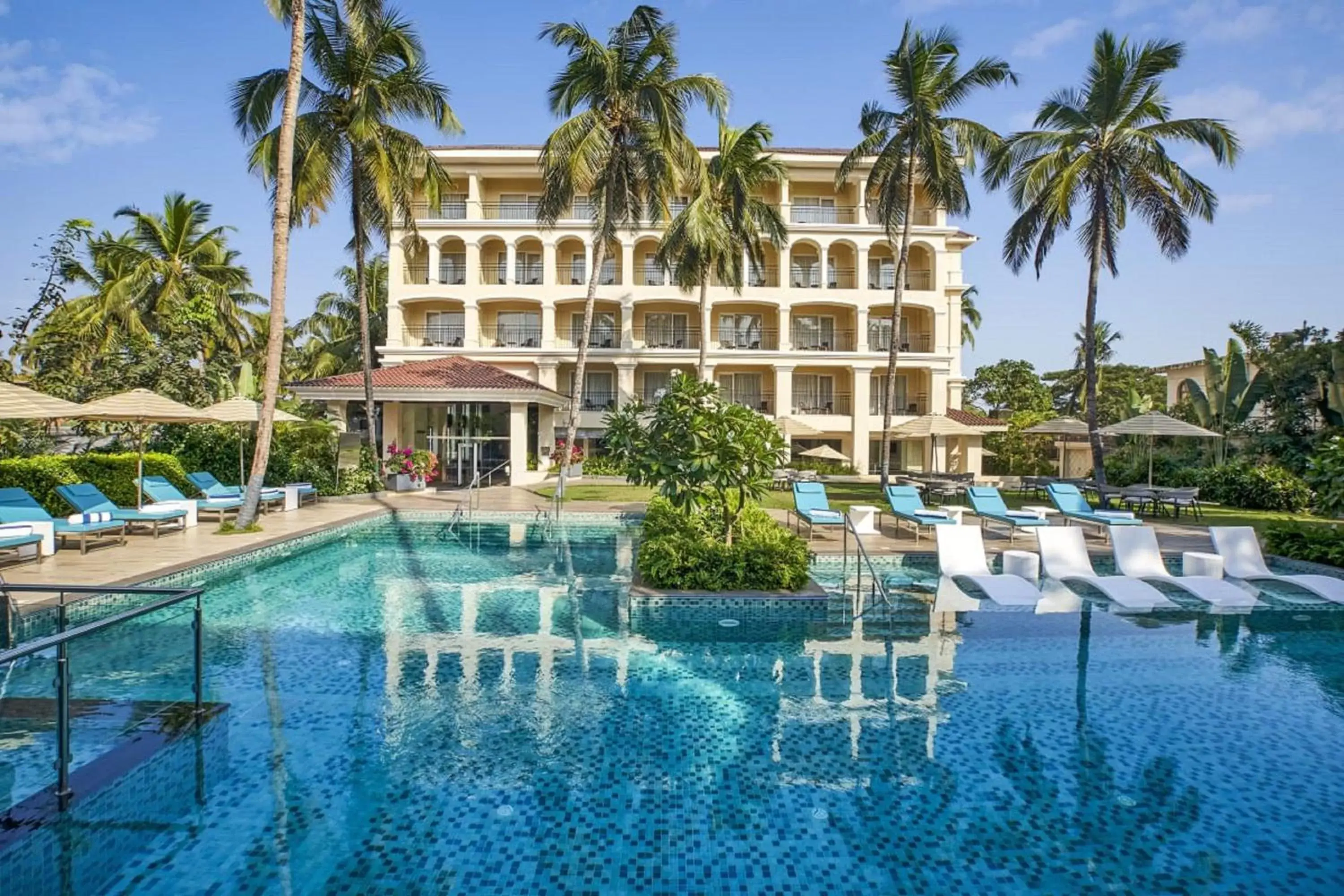 Swimming Pool in Holiday Inn Goa Candolim