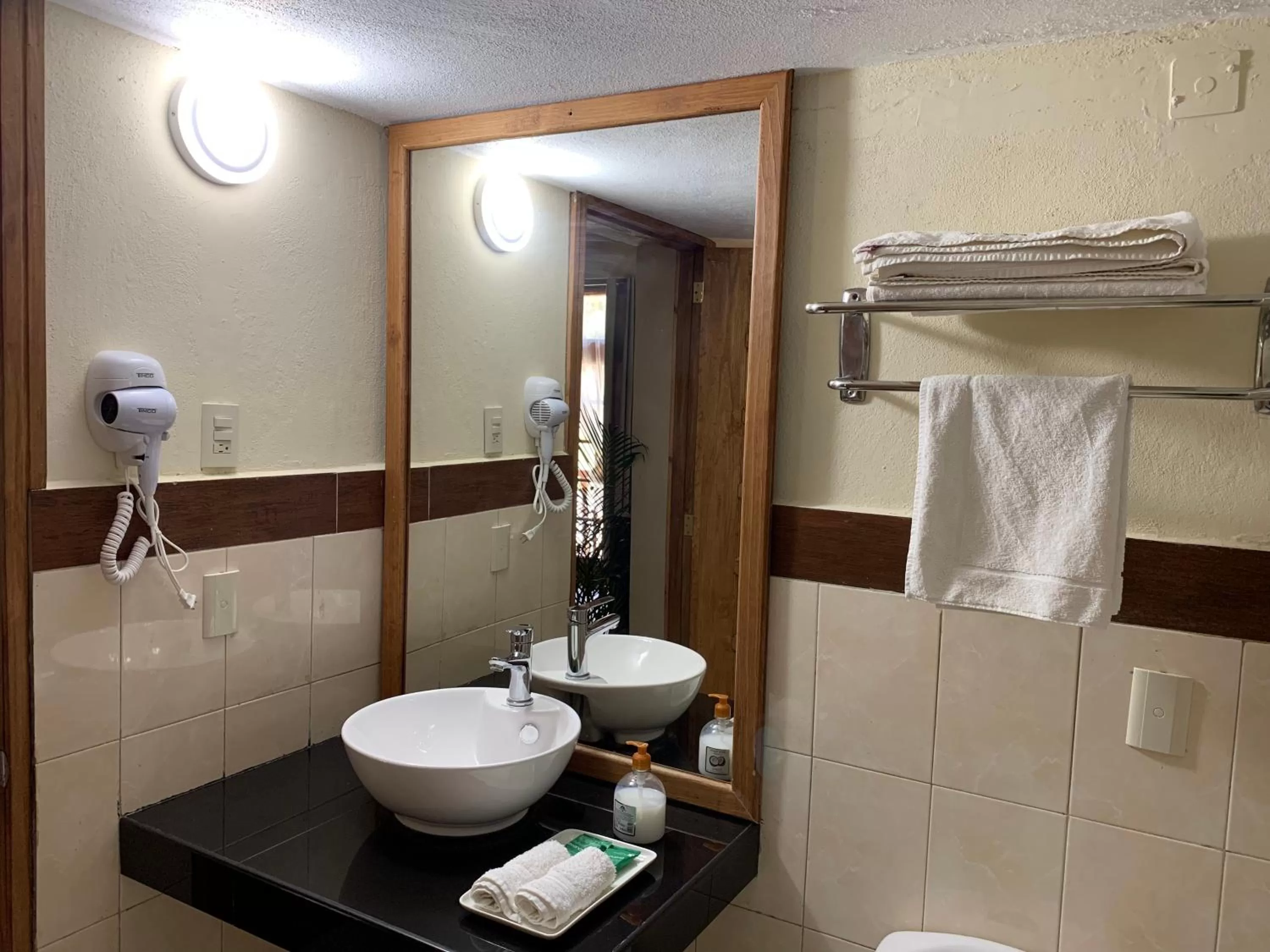 CORTIJO LA CASONA & Bungalow al Pie de la Montaña