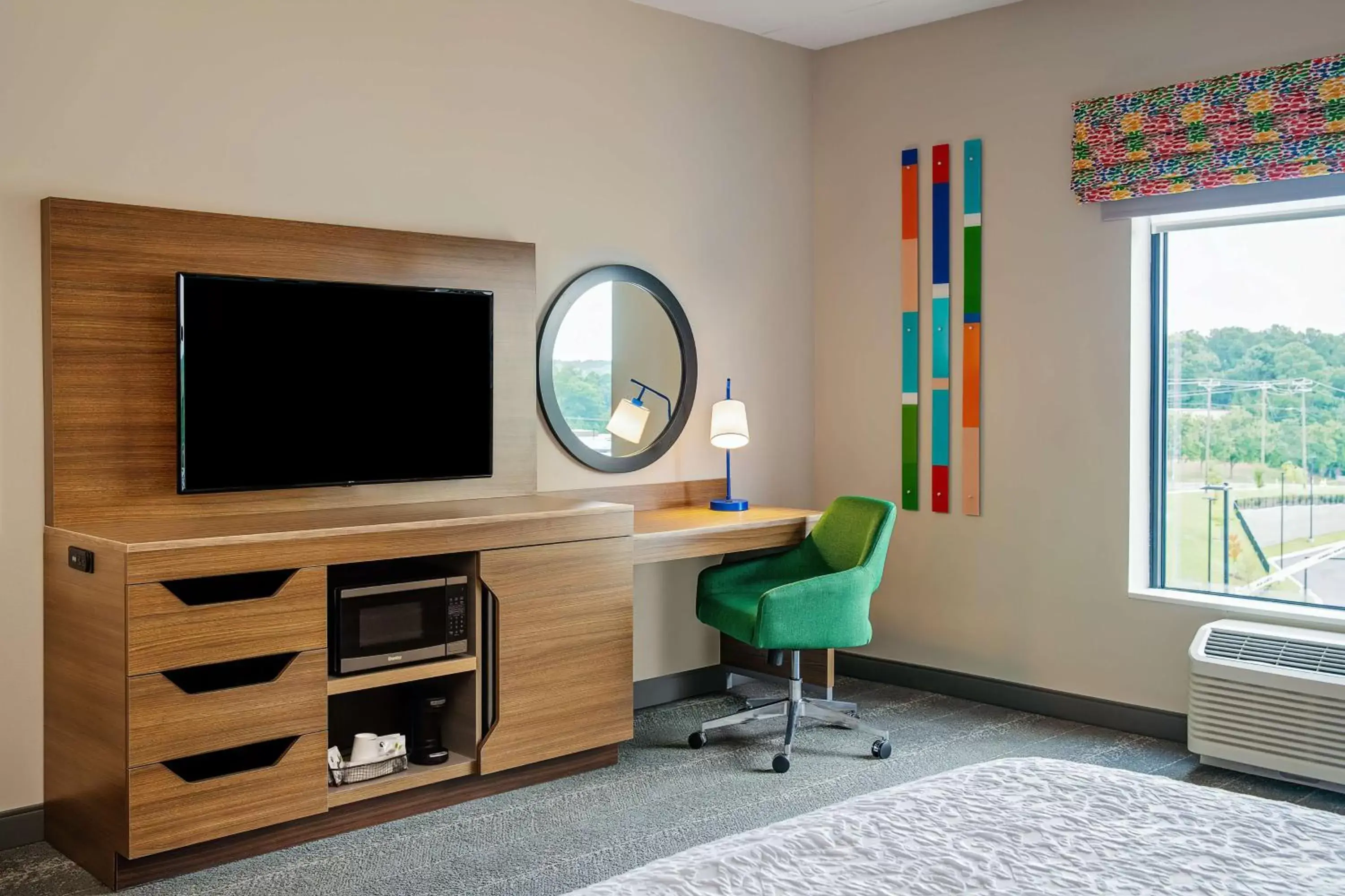 Bedroom, TV/Entertainment Center in Hampton Inn & Suites Raleigh Midtown, NC