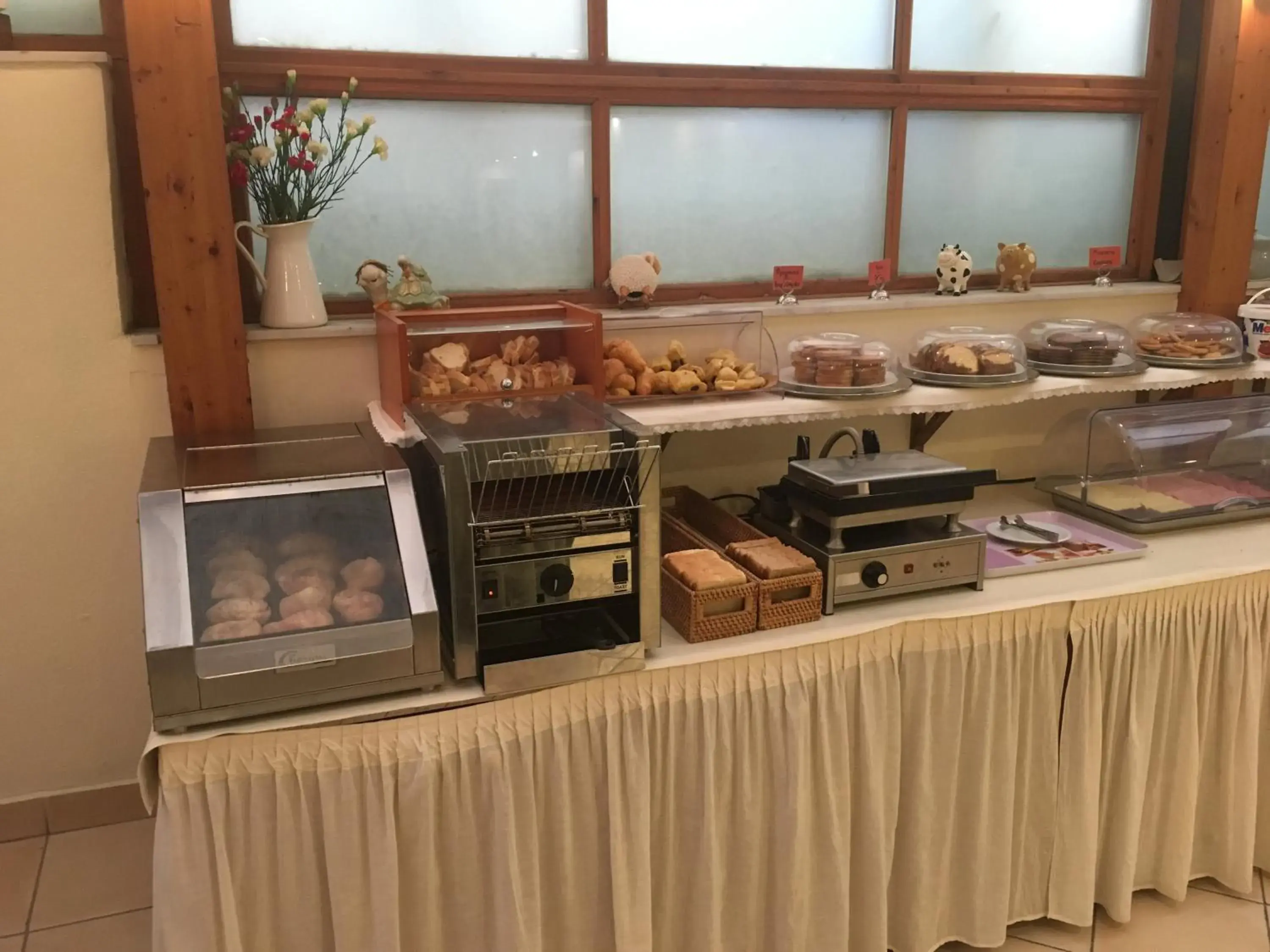 American breakfast, Restaurant/Places to Eat in Yria Hotel