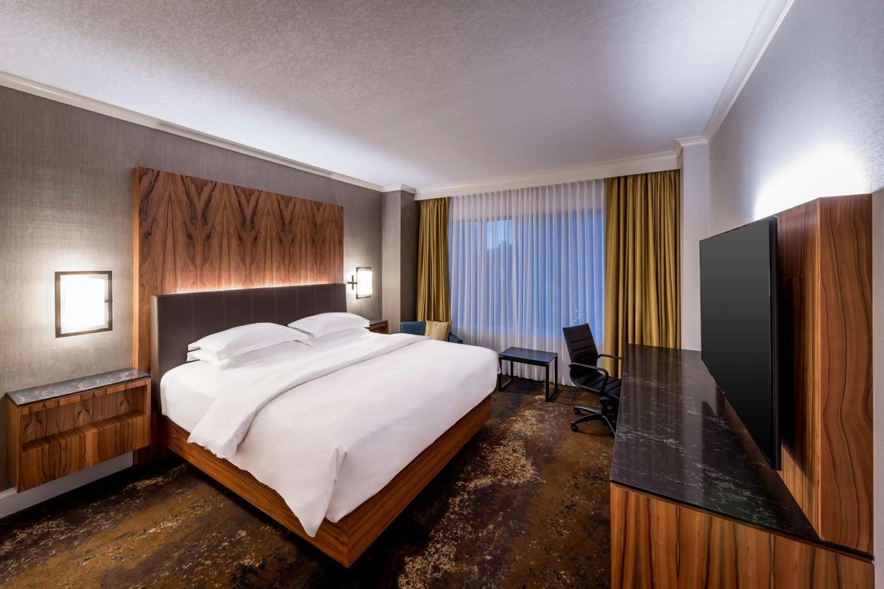 Photo of the whole room, Bed in Hyatt Regency Calgary