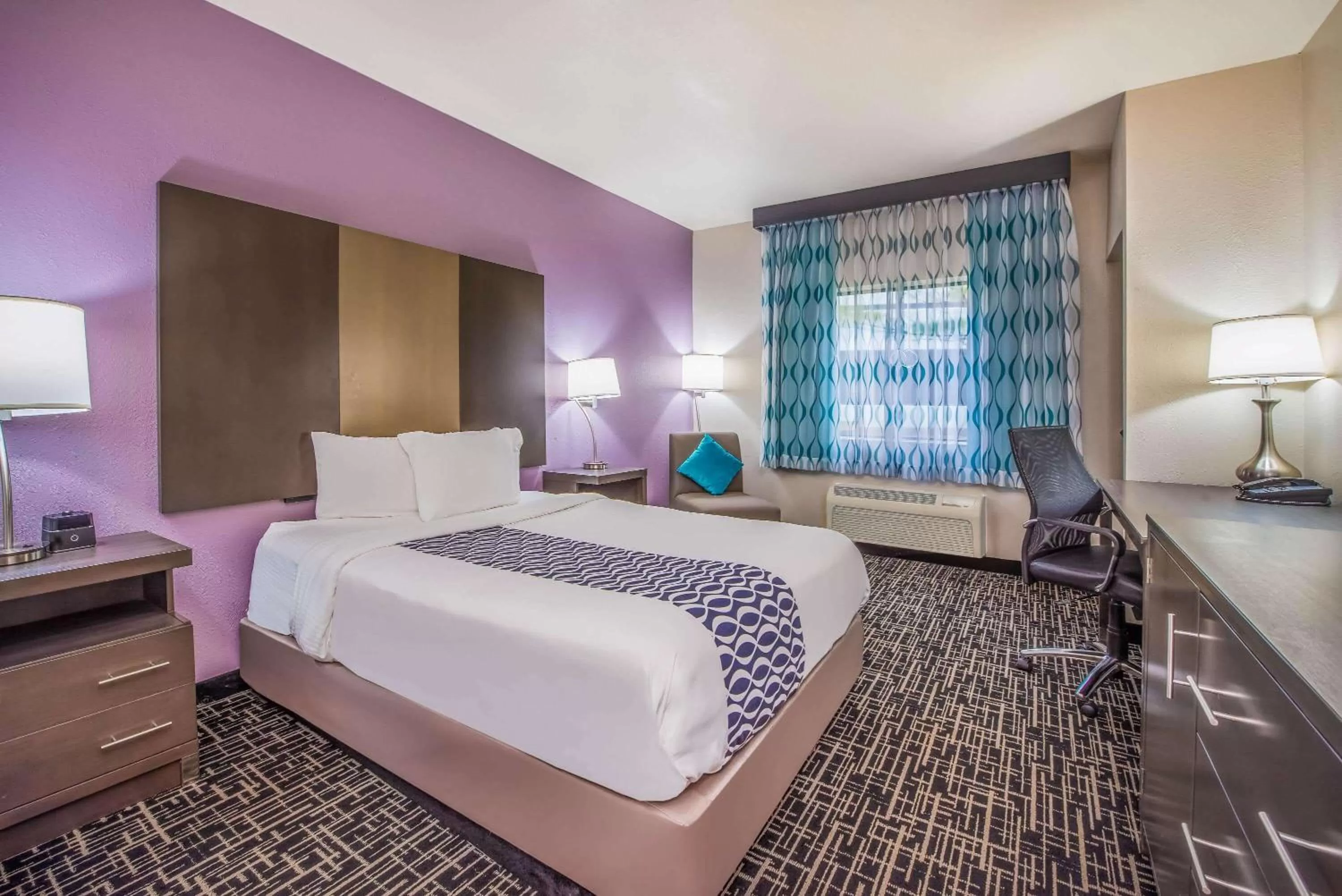 Photo of the whole room, Bed in La Quinta by Wyndham Fairborn Wright-Patterson