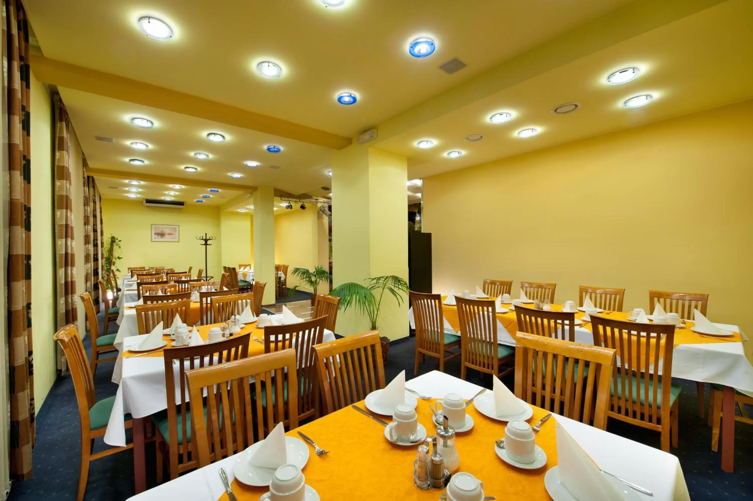 Restaurant/Places to Eat in Hotel Henrietta