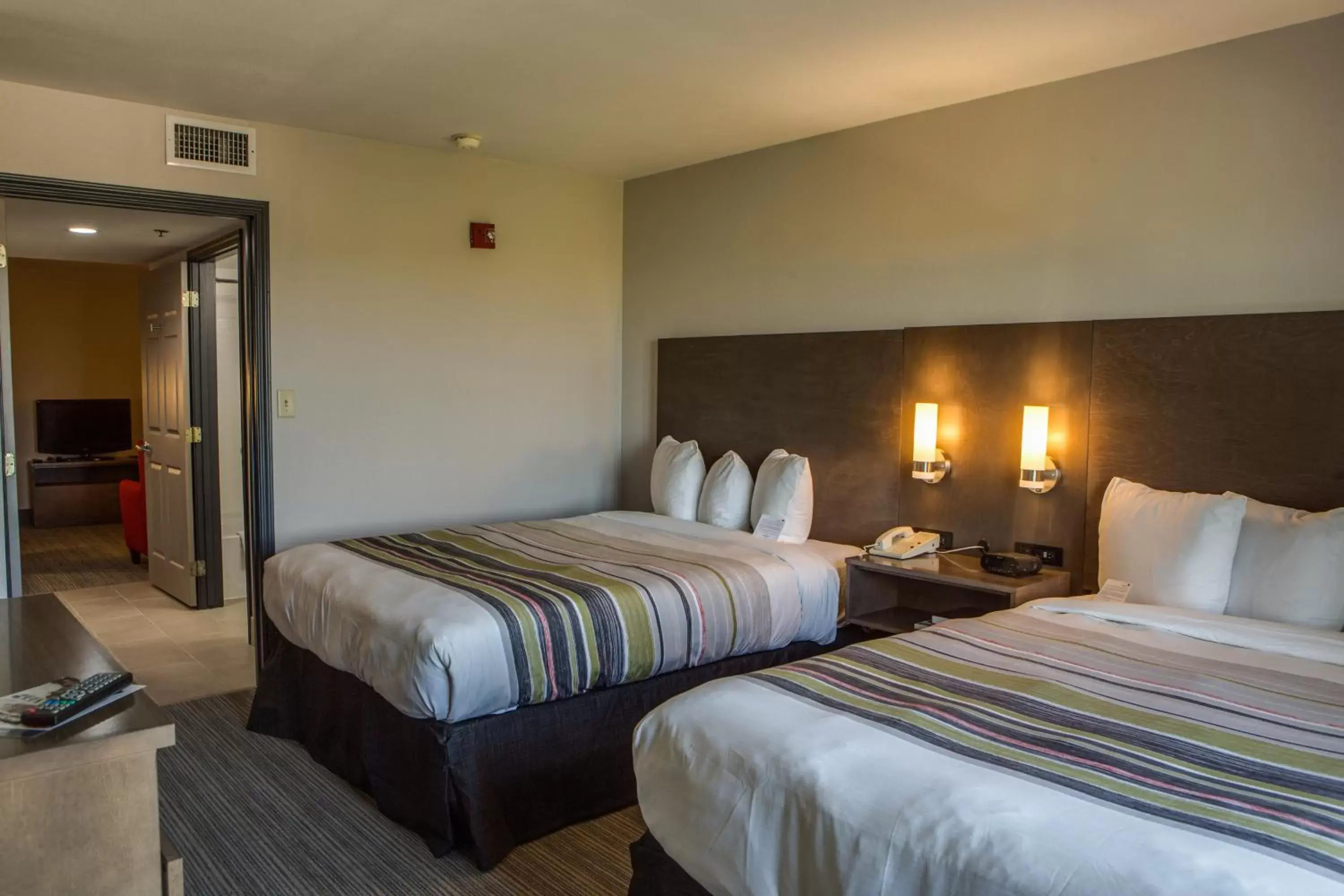 Photo of the whole room, Bed in Country Inn & Suites by Radisson, Harlingen, TX