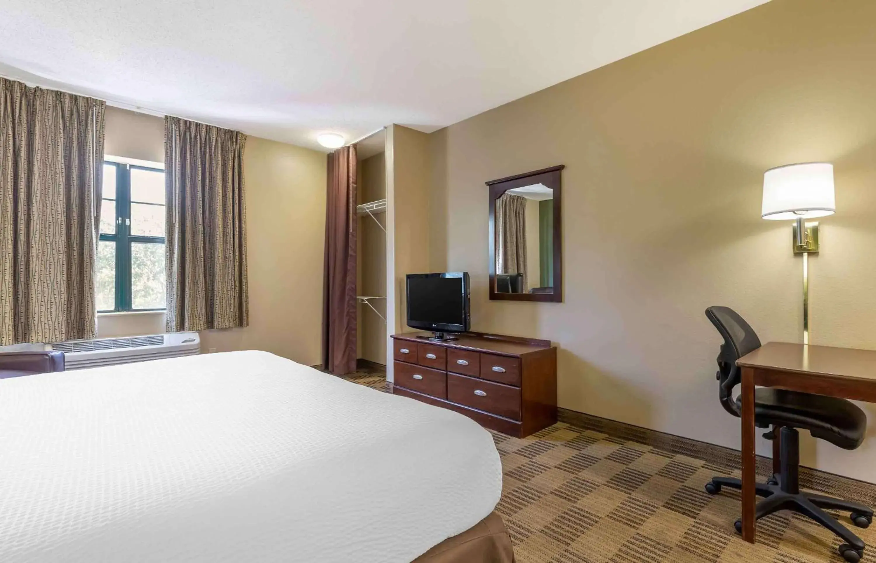 Bedroom, Bed in Extended Stay America Select Suites - Fayetteville - Springdale