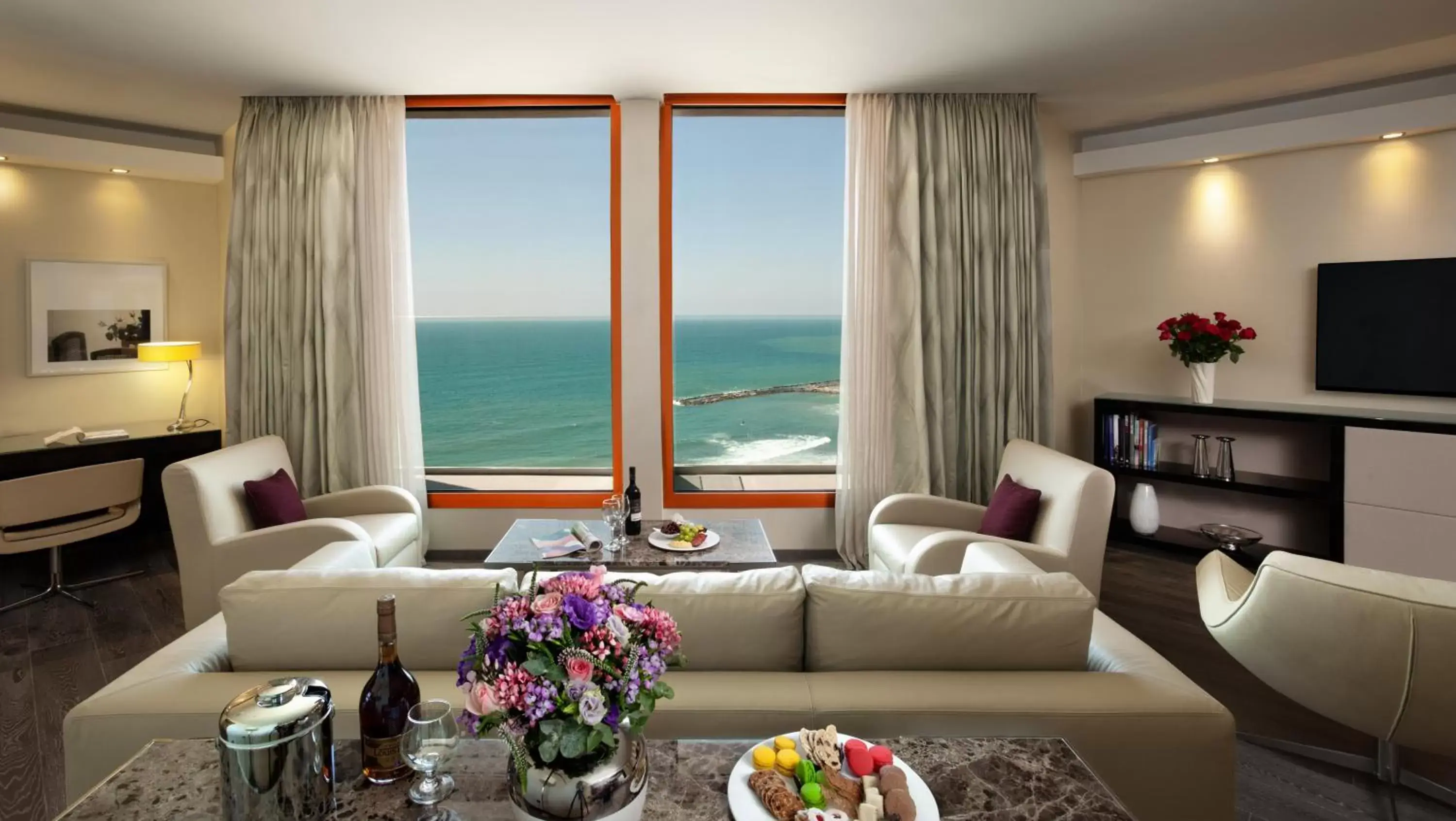 Living room, Seating Area in Carlton Tel Aviv Hotel – Luxury on the Beach