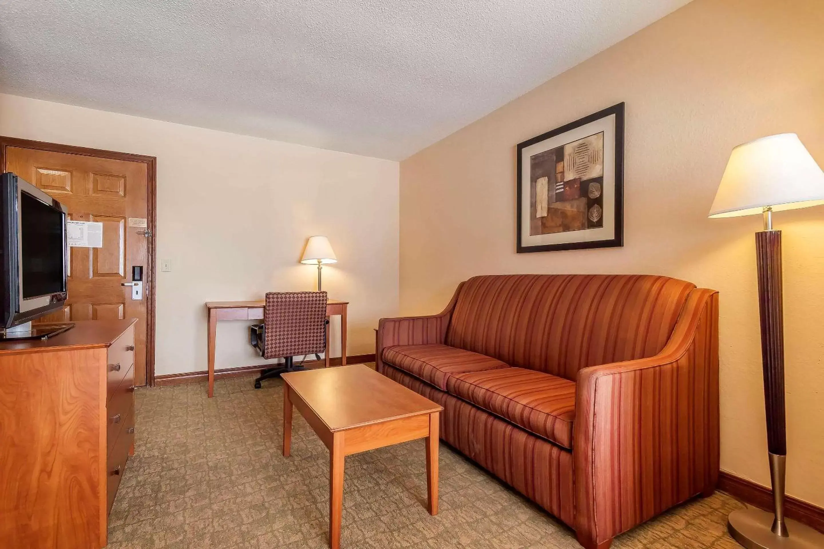 Photo of the whole room, Seating Area in Quality Inn & Suites Owasso US-169