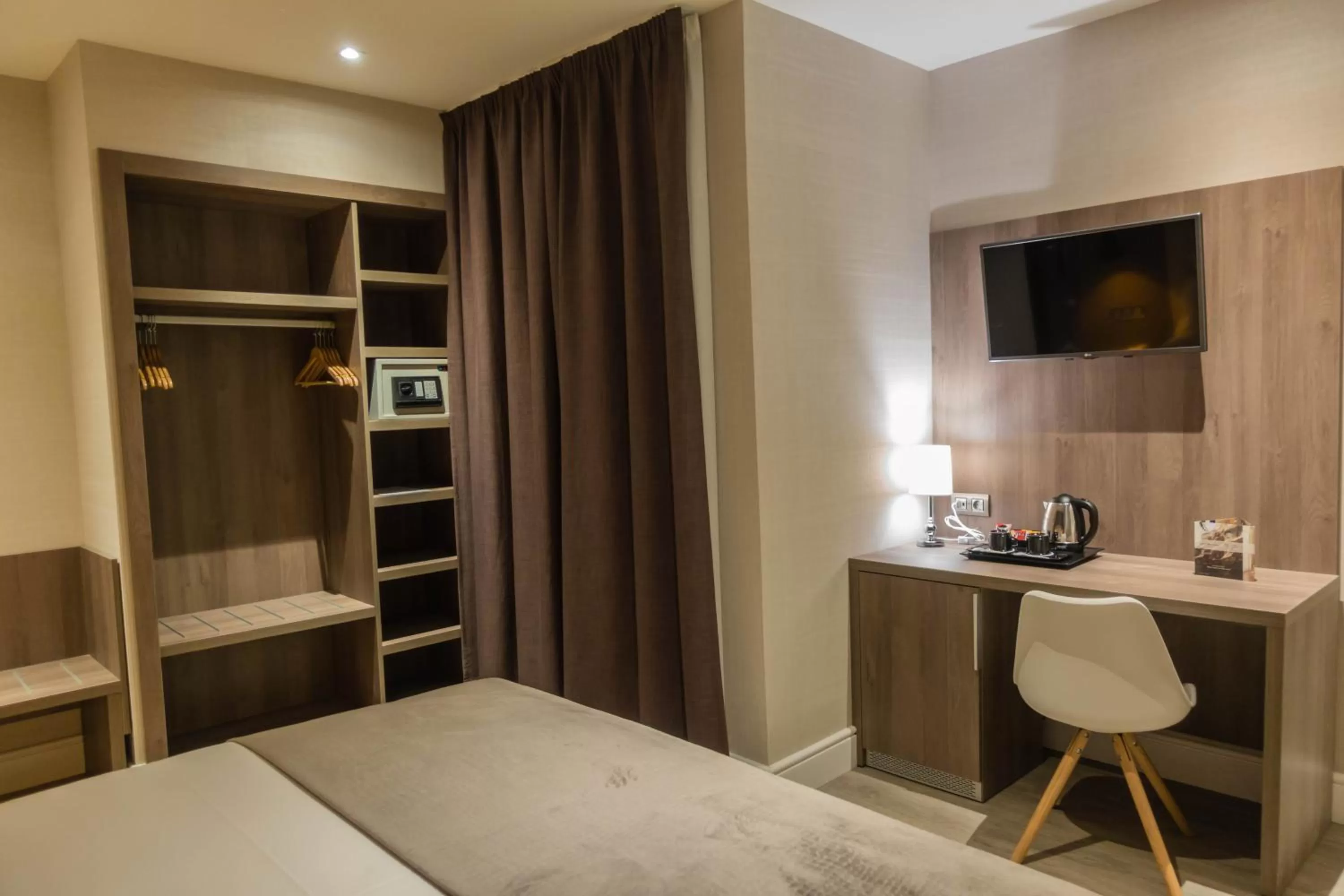 Decorative detail, Bed in Hotel Oasis