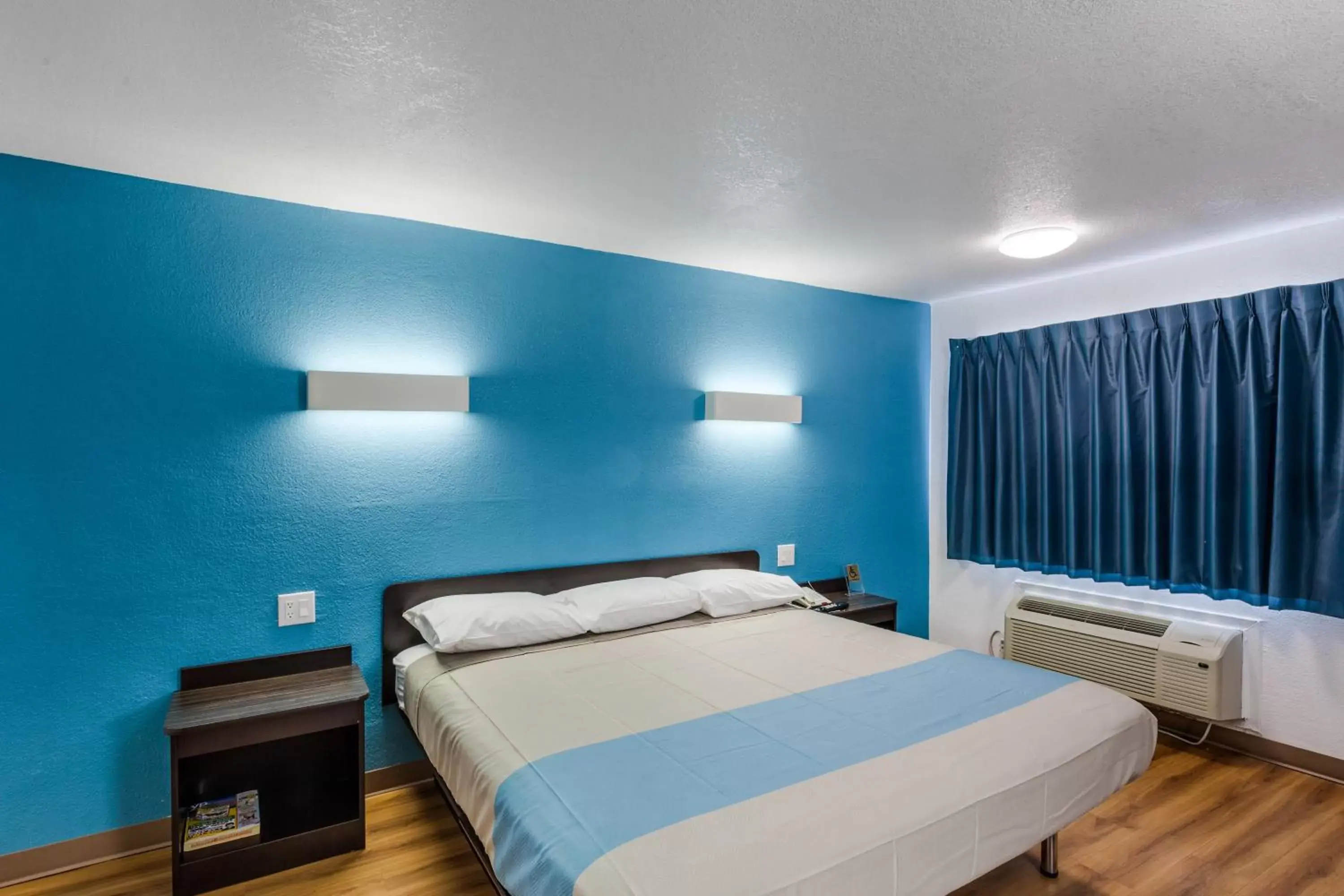 Bedroom, Bed in Motel 6-Fort Worth, TX - Convention Center