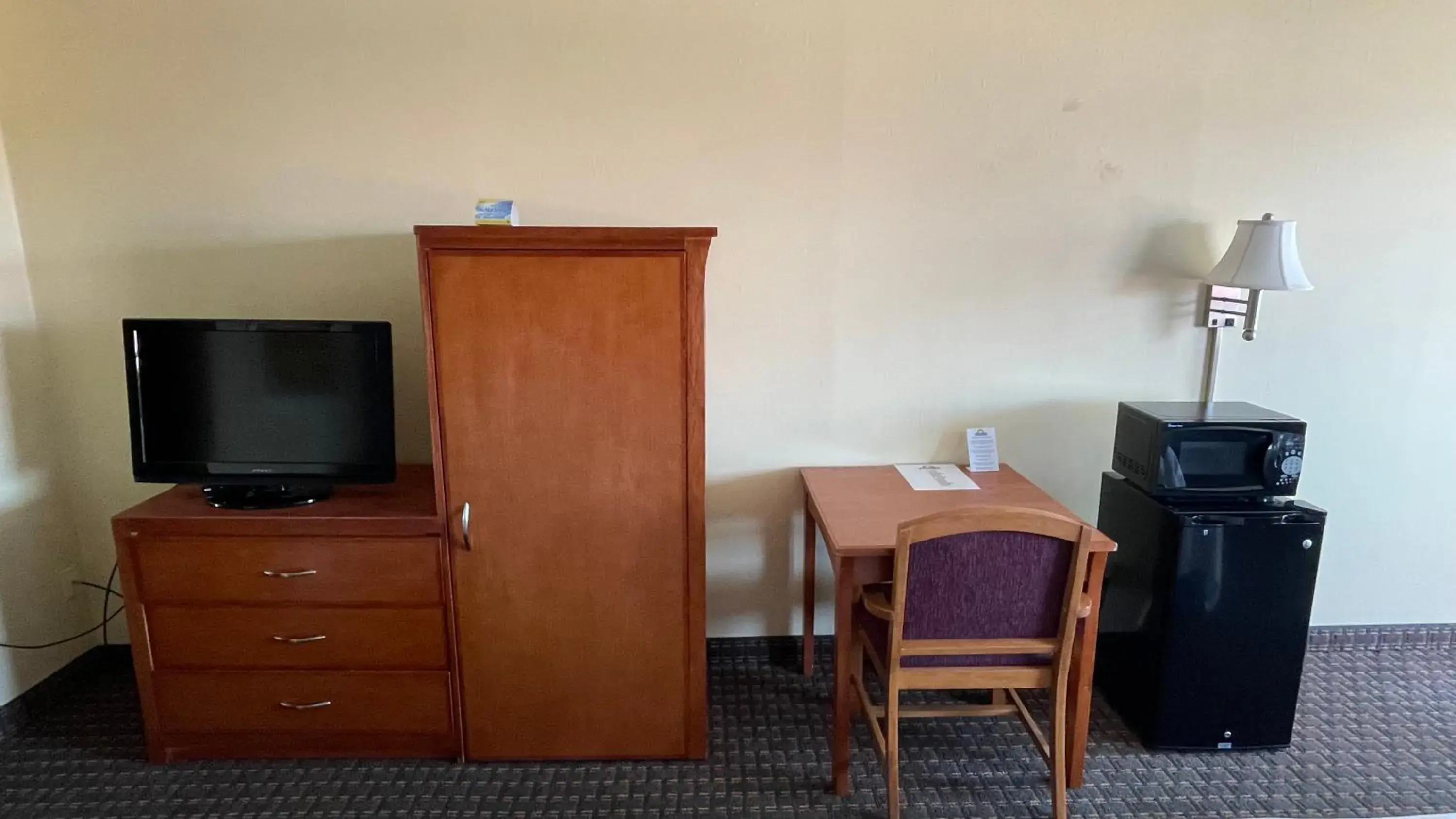 TV and multimedia, TV/Entertainment Center in Days Inn by Wyndham Salina South