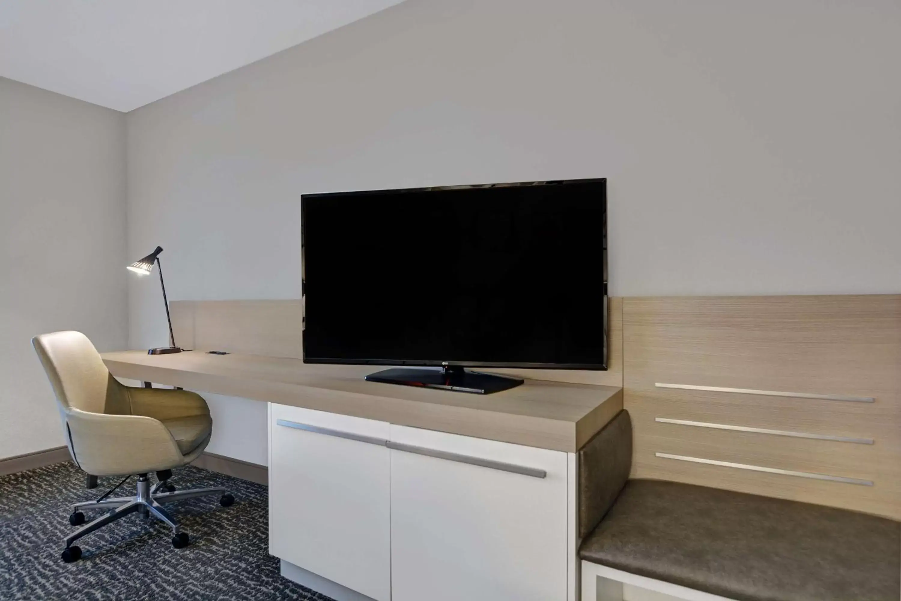 Bedroom, TV/Entertainment Center in Hilton Garden Inn Jacksonville JTB/Deerwood Park