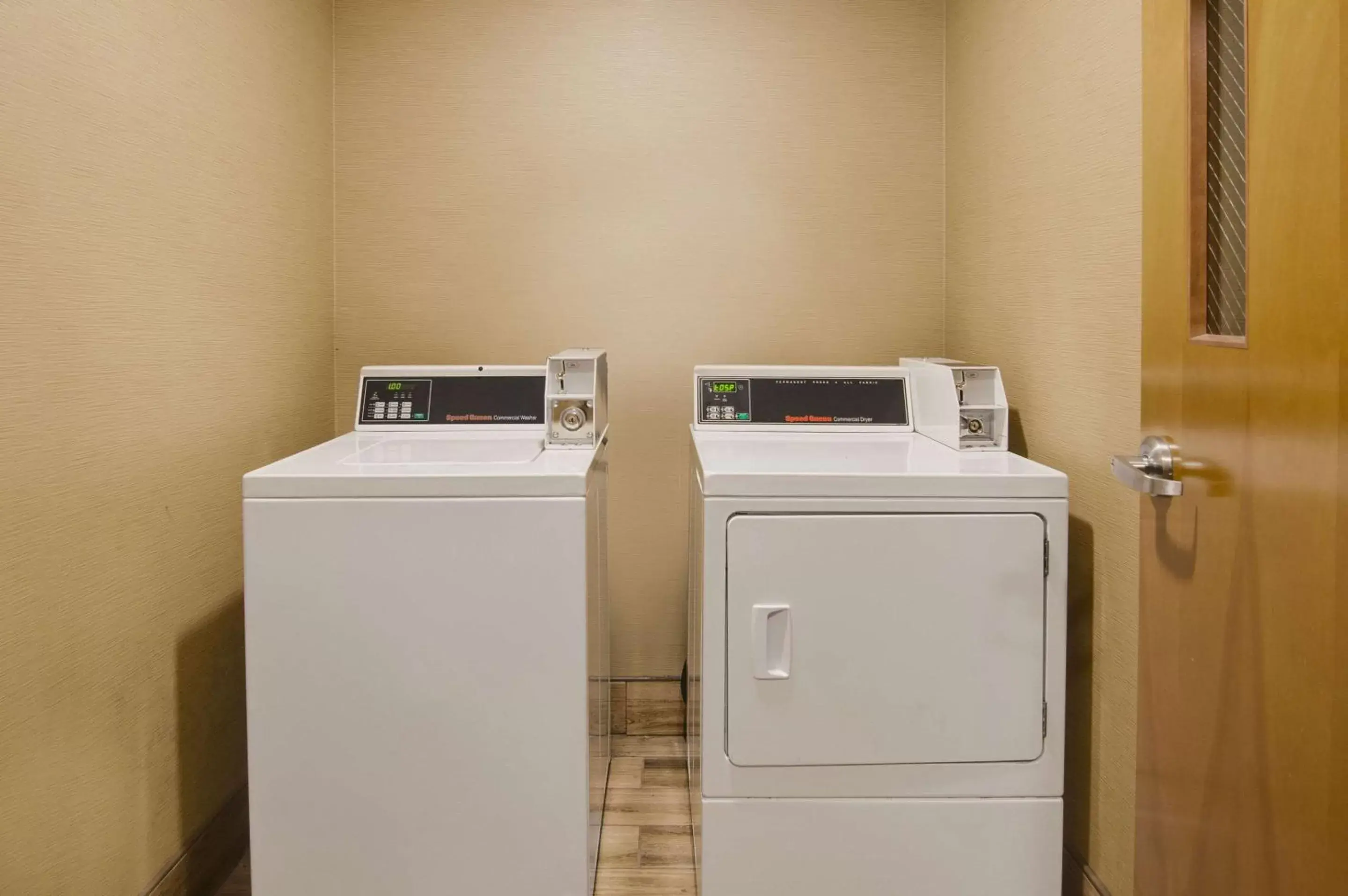 laundry, Kitchen/Kitchenette in Comfort Inn Airport Roanoke