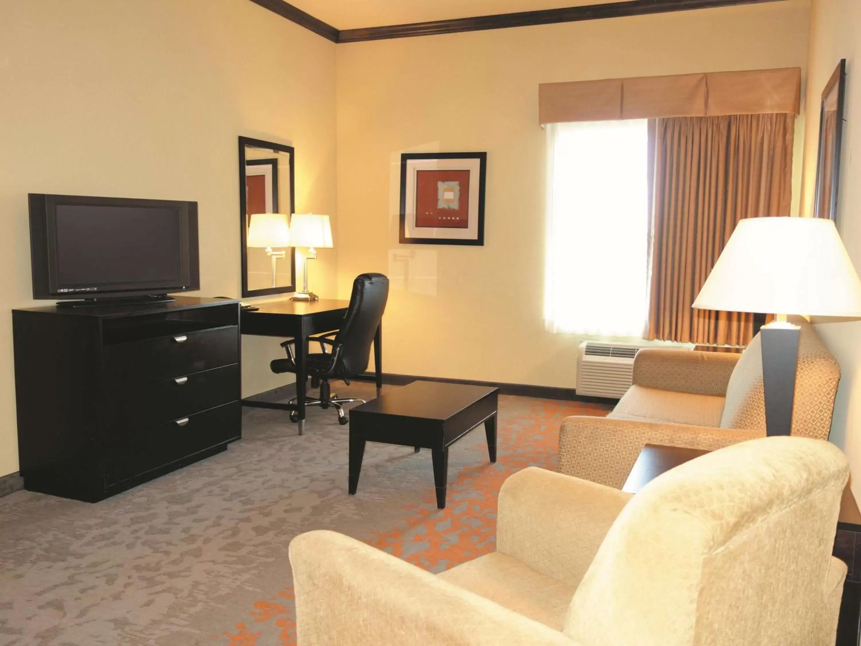 Photo of the whole room, TV/Entertainment Center in La Quinta Inn & Suites by Wyndham Eastland
