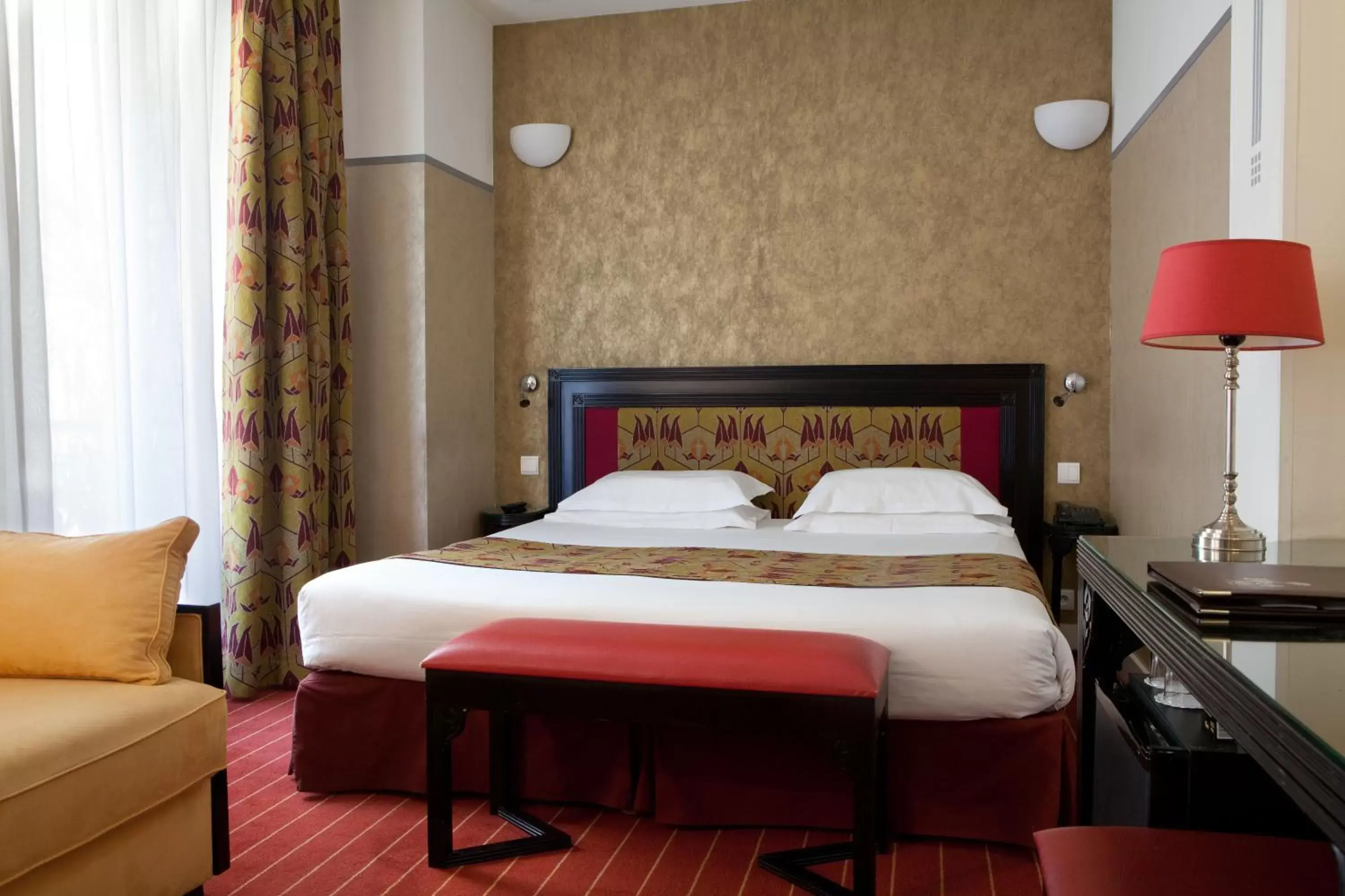 Bed in Hotel Eiffel Seine