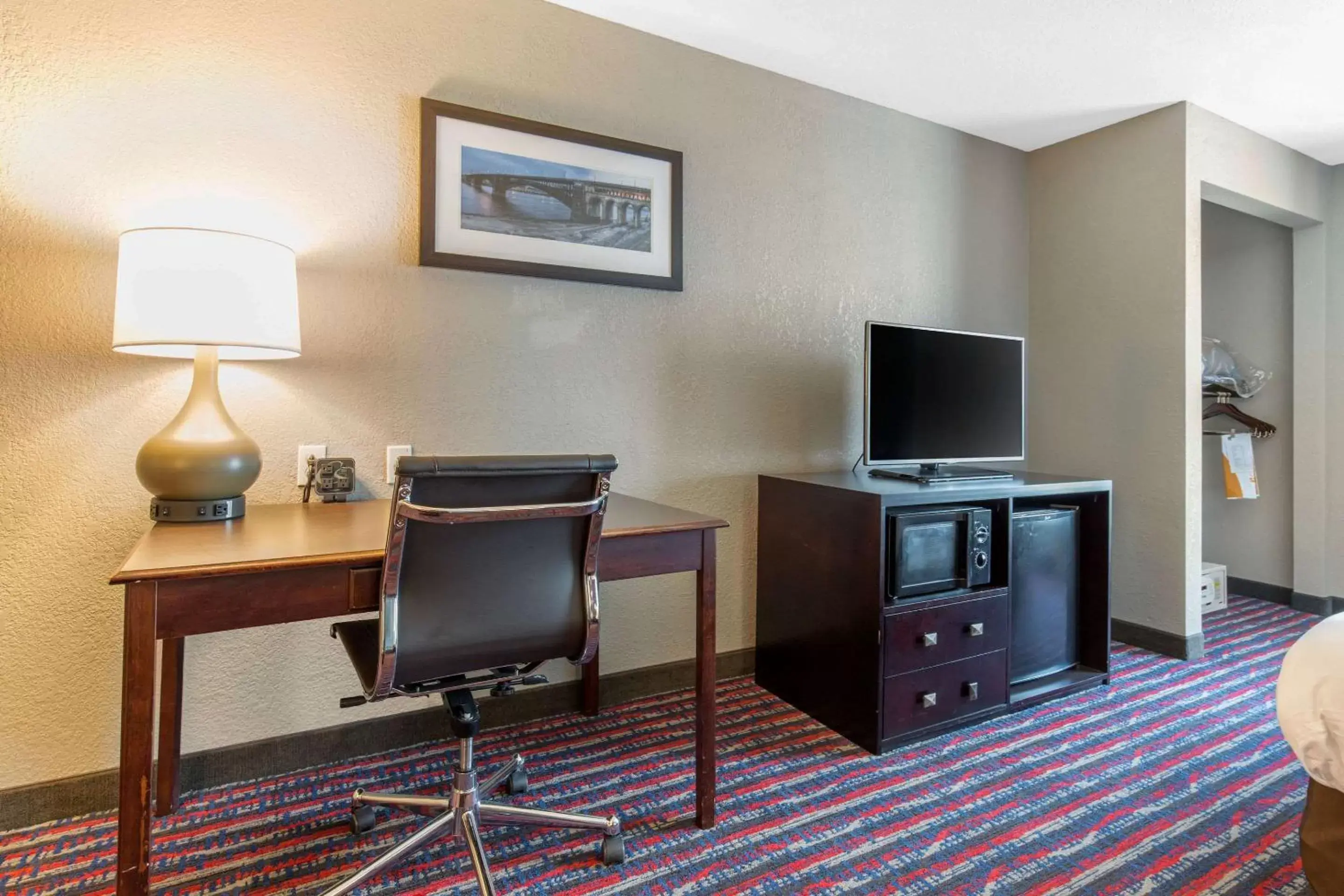 TV and multimedia, TV/Entertainment Center in Comfort Suites Fairview Heights