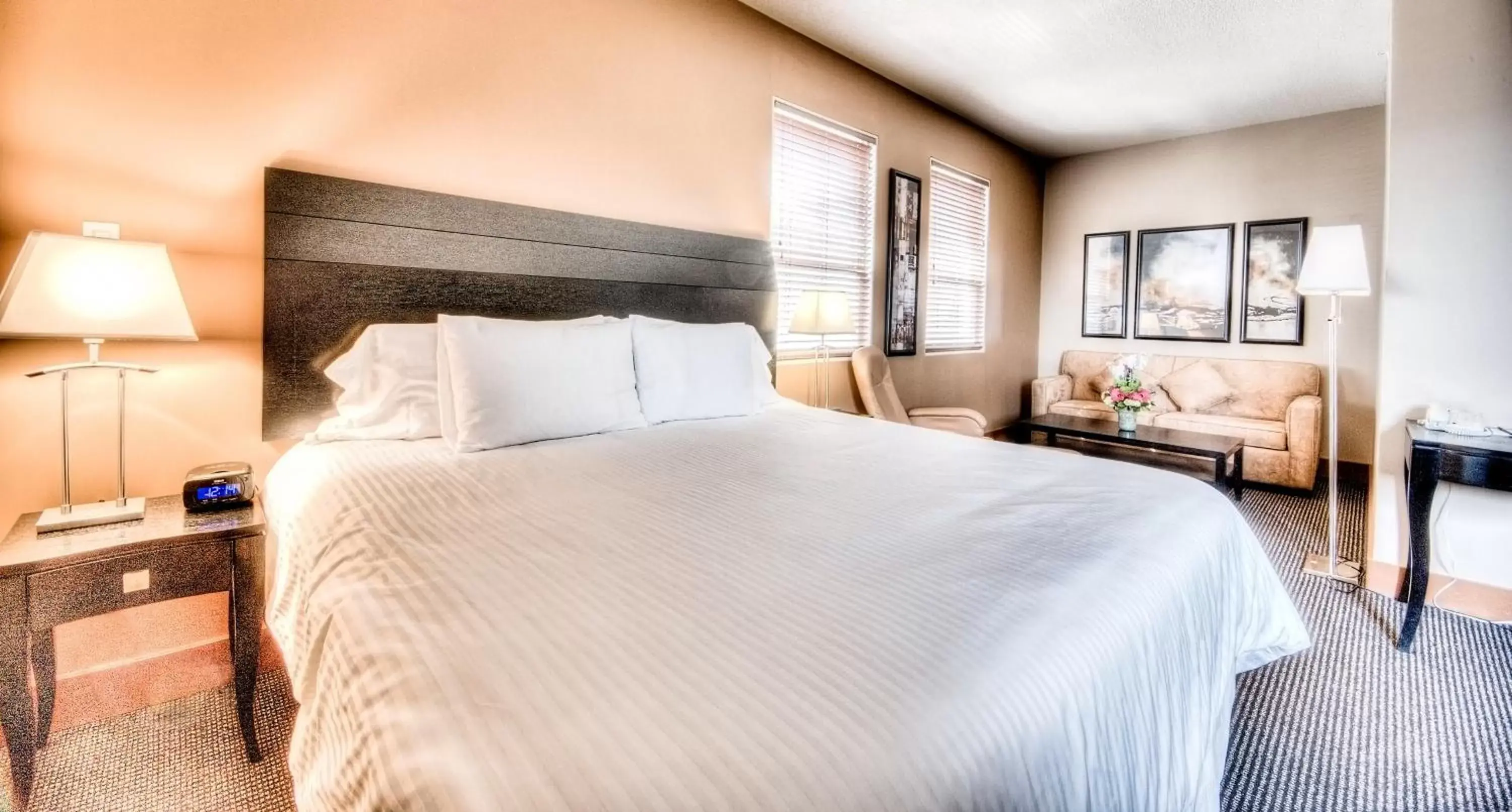 Bed in Podollan Inn & Spa - Grande Prairie