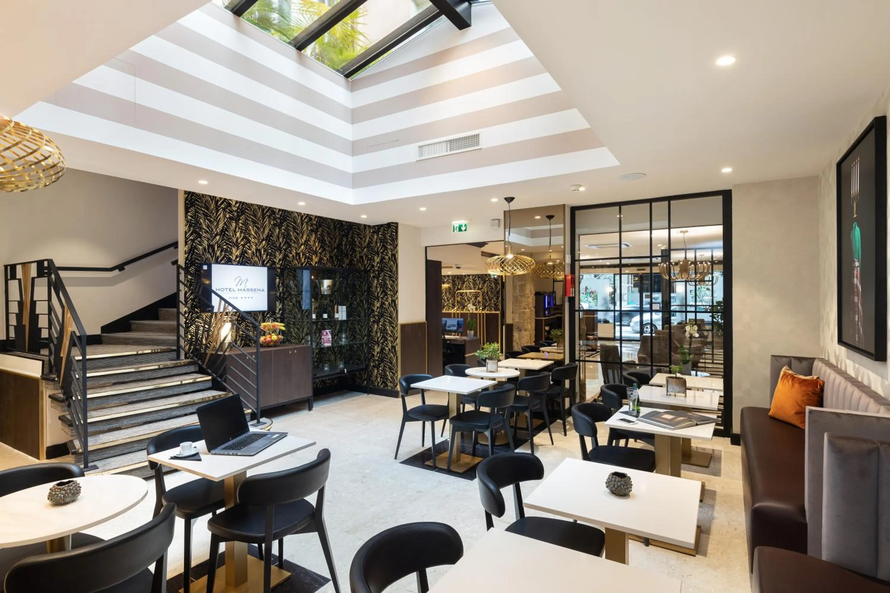 Lobby or reception in Best Western Plus Hôtel Massena Nice