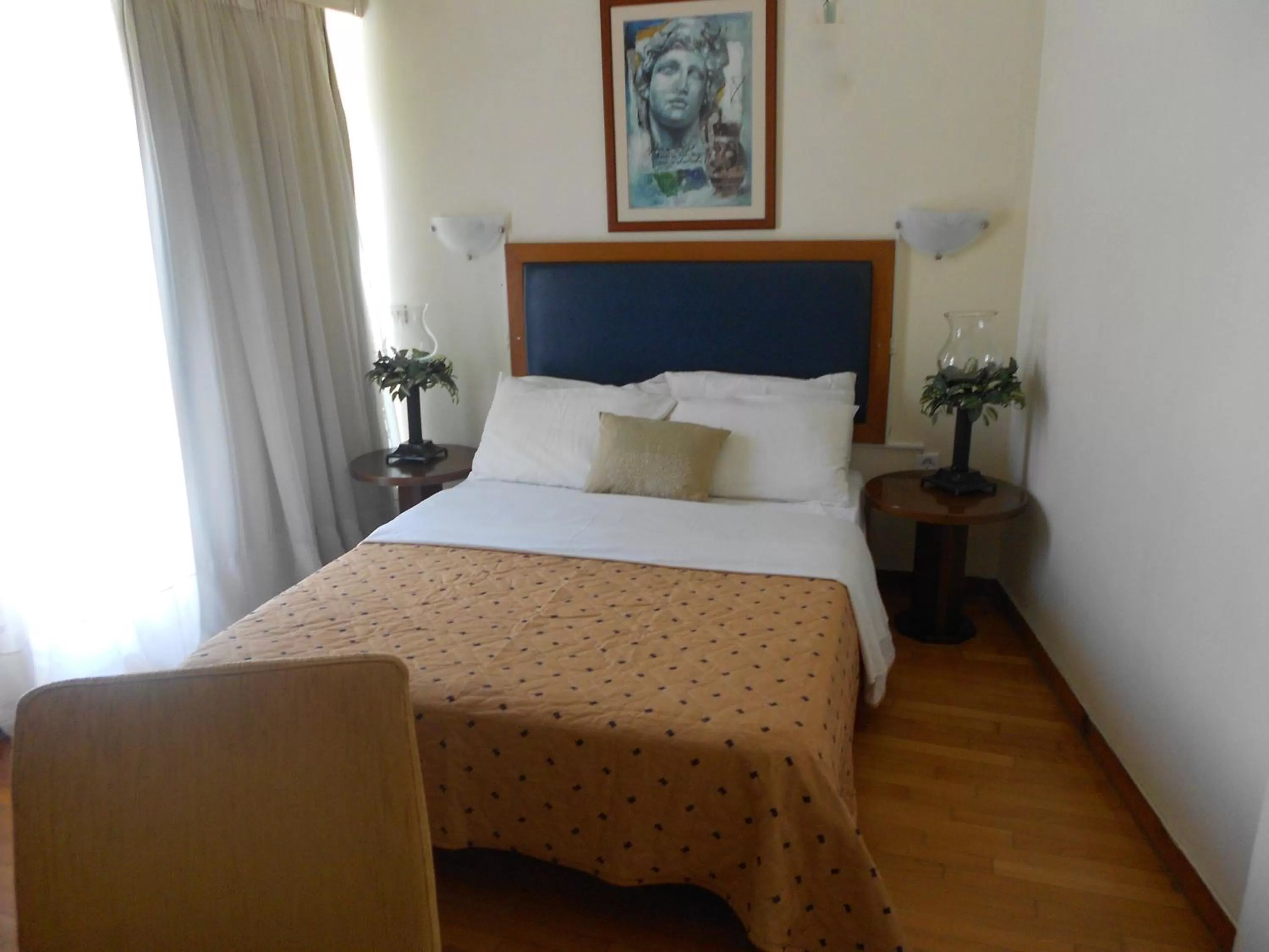 Bedroom, Bed in Adams Hotel