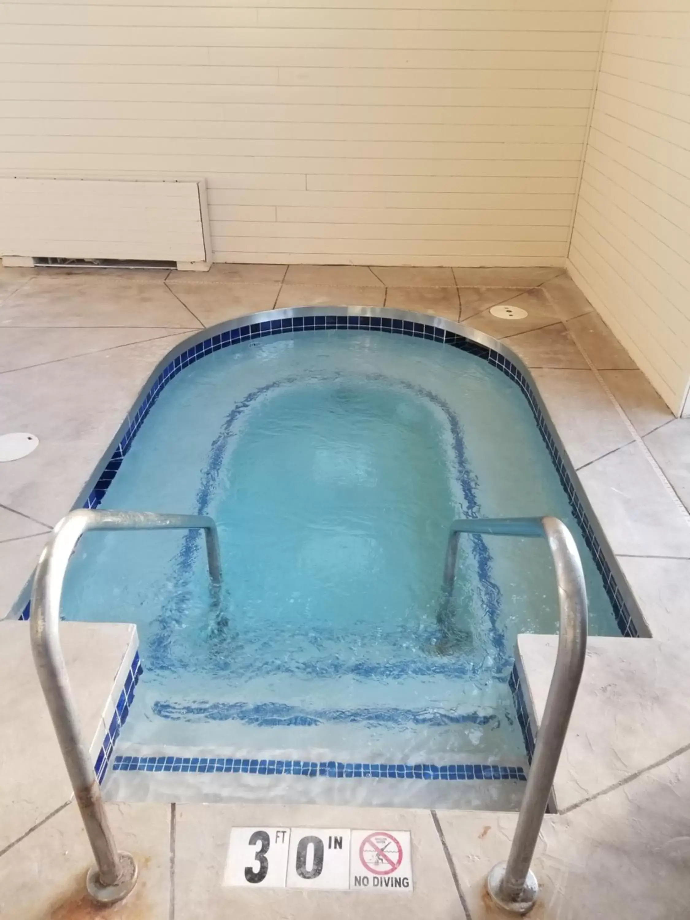 Hot Tub, Swimming Pool in AmericInn by Wyndham Prairie du Chien