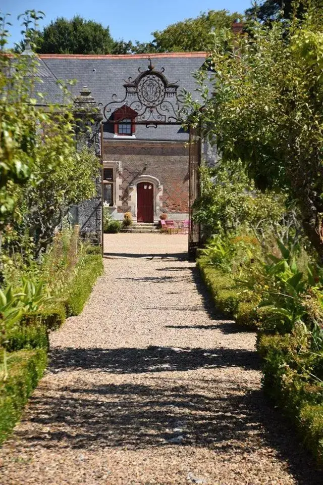 Nearby landmark in Chateau de Jallanges - Les Collectionneurs