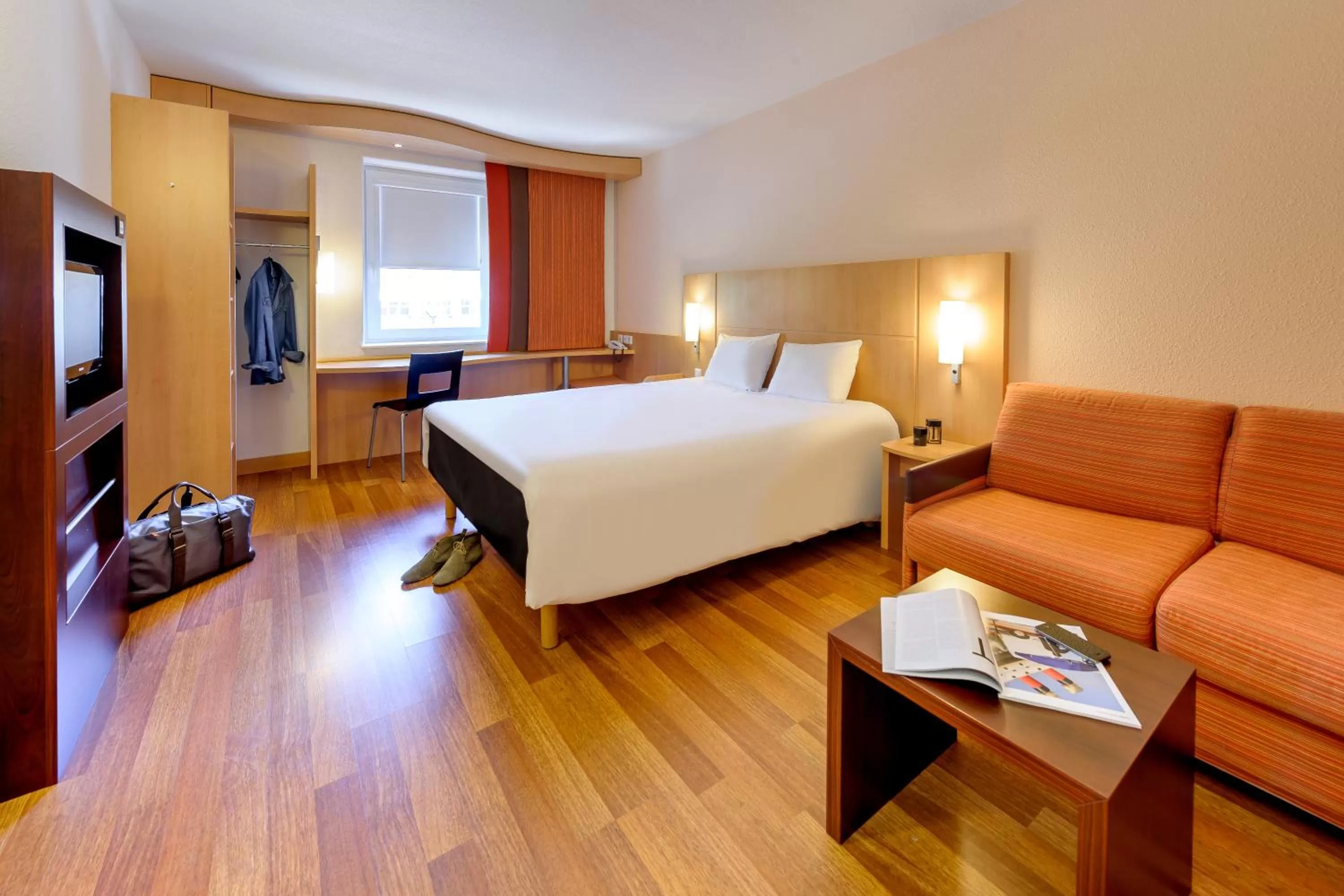 Photo of the whole room, Bed in ibis Konstanz