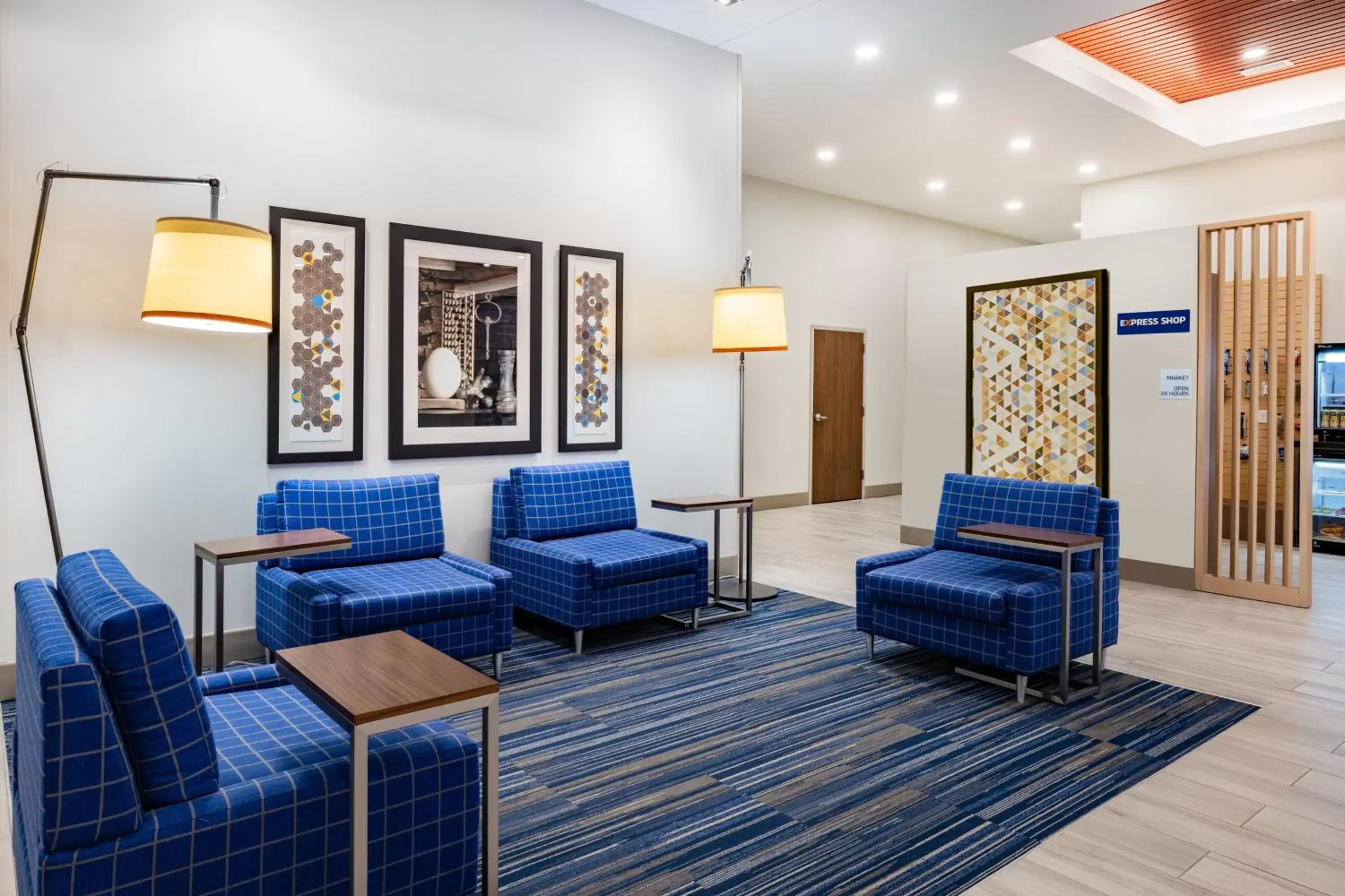 Property building, Seating Area in Holiday Inn Express & Suites - Lincoln Downtown , an IHG Hotel