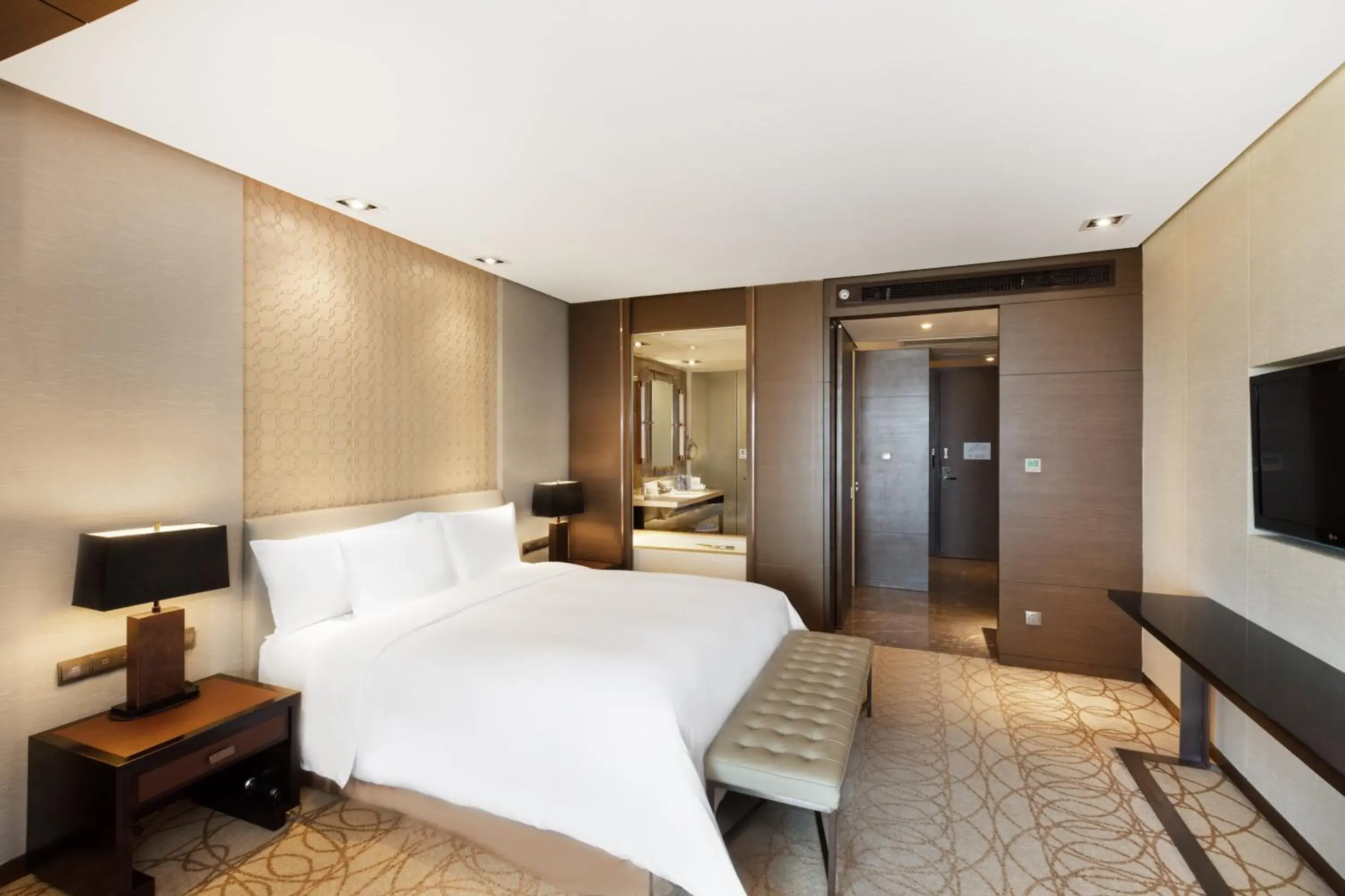 Photo of the whole room, Bed in Crowne Plaza Xuzhou Dalong Lake, an IHG Hotel