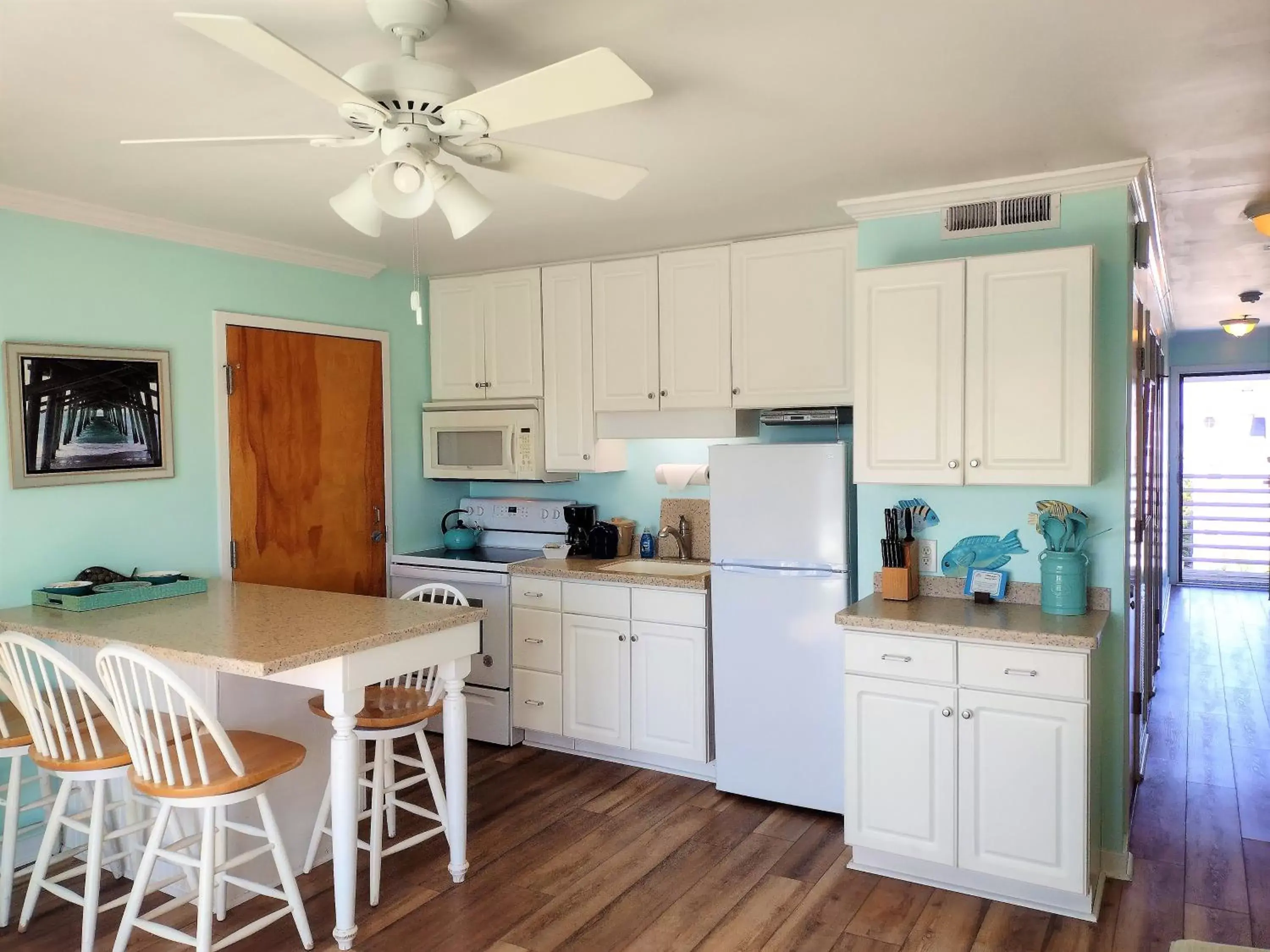 kitchen, Kitchen/Kitchenette in Sandpeddler Inn and Suites