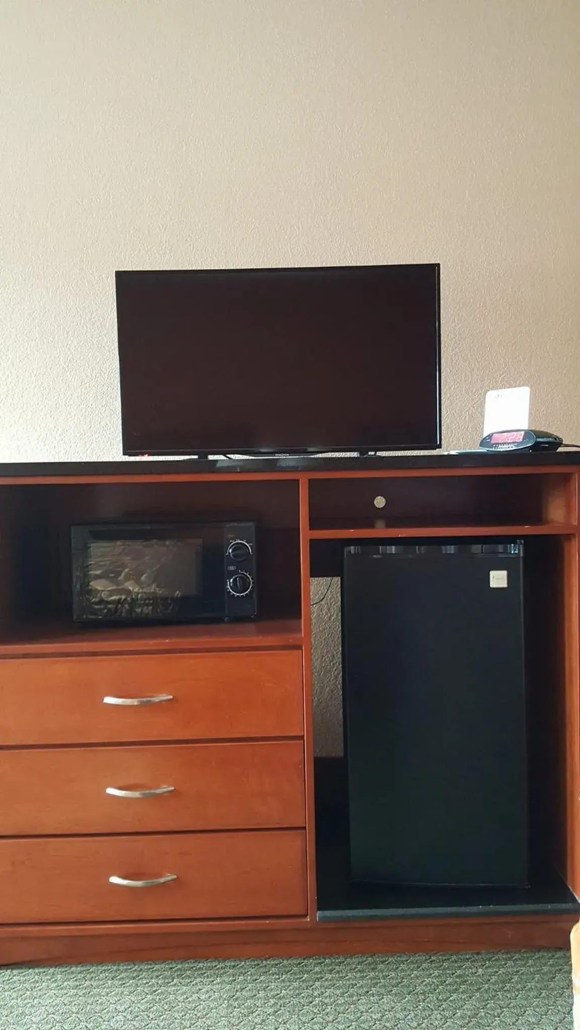 TV and multimedia, TV/Entertainment Center in Budgetel Inn and Suites