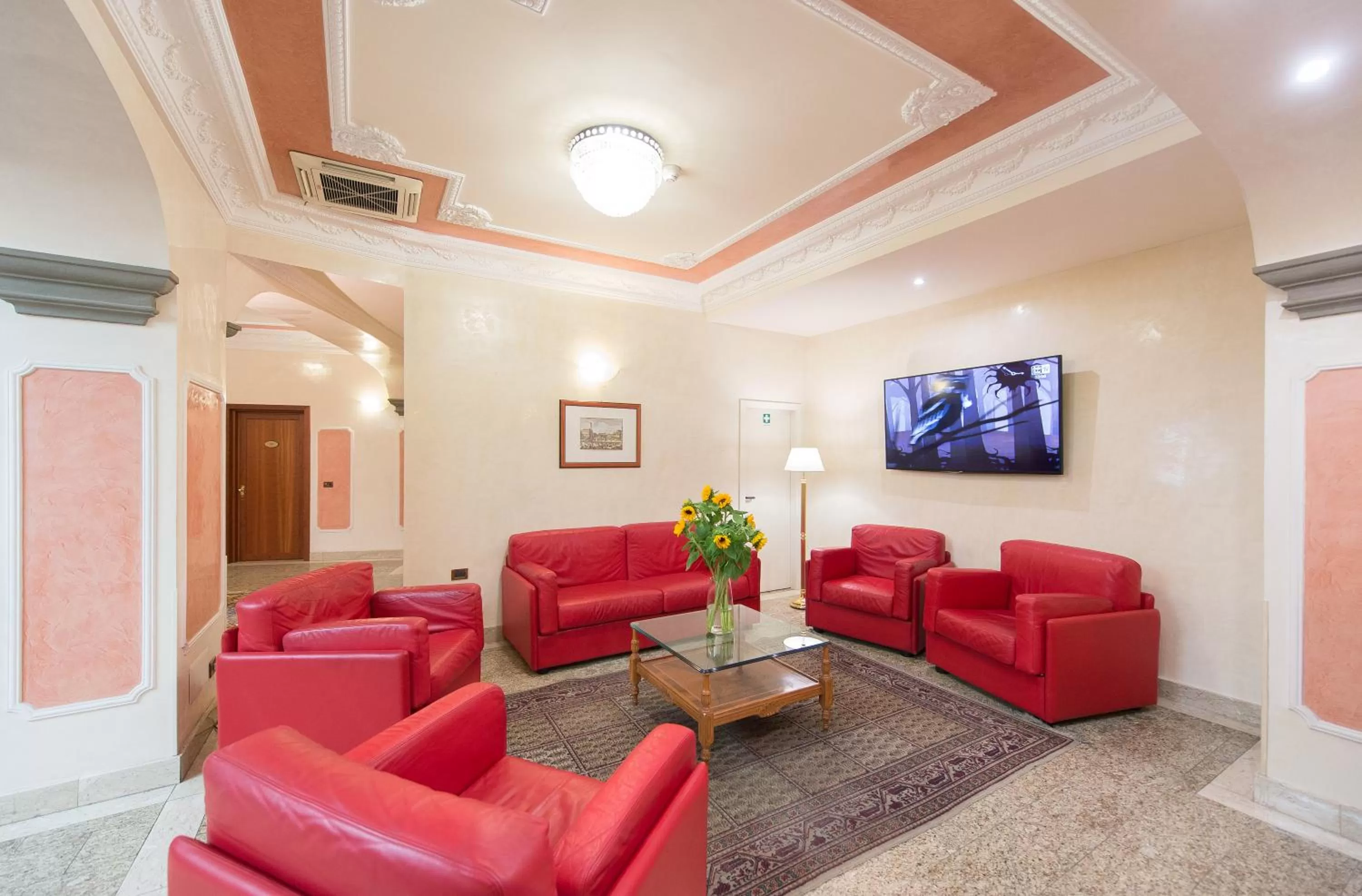 Communal lounge/ TV room in Diana Park Hotel